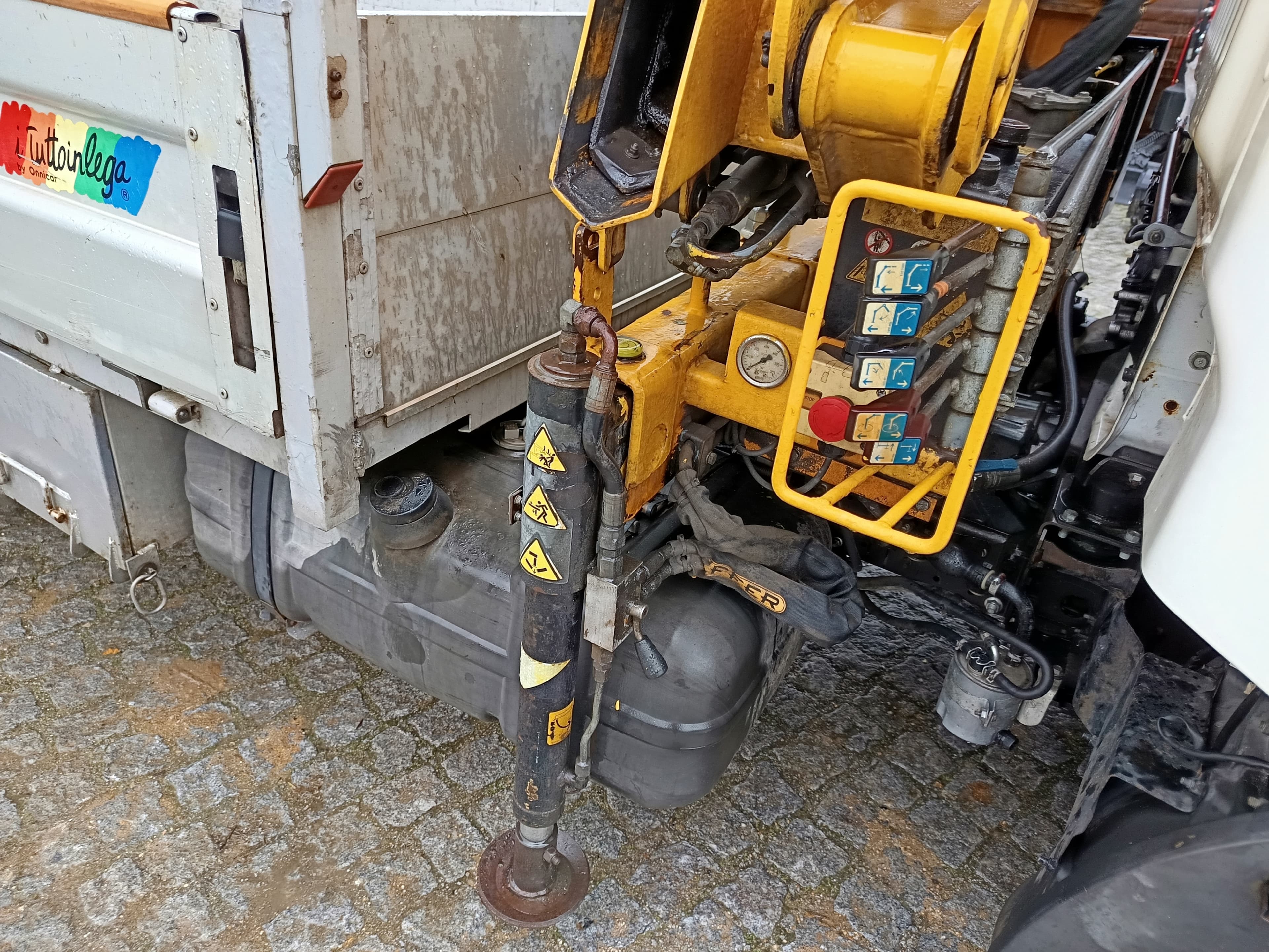 Nissan Cabstar 35.13 Com Grua · Ano 2010 — imagem 8