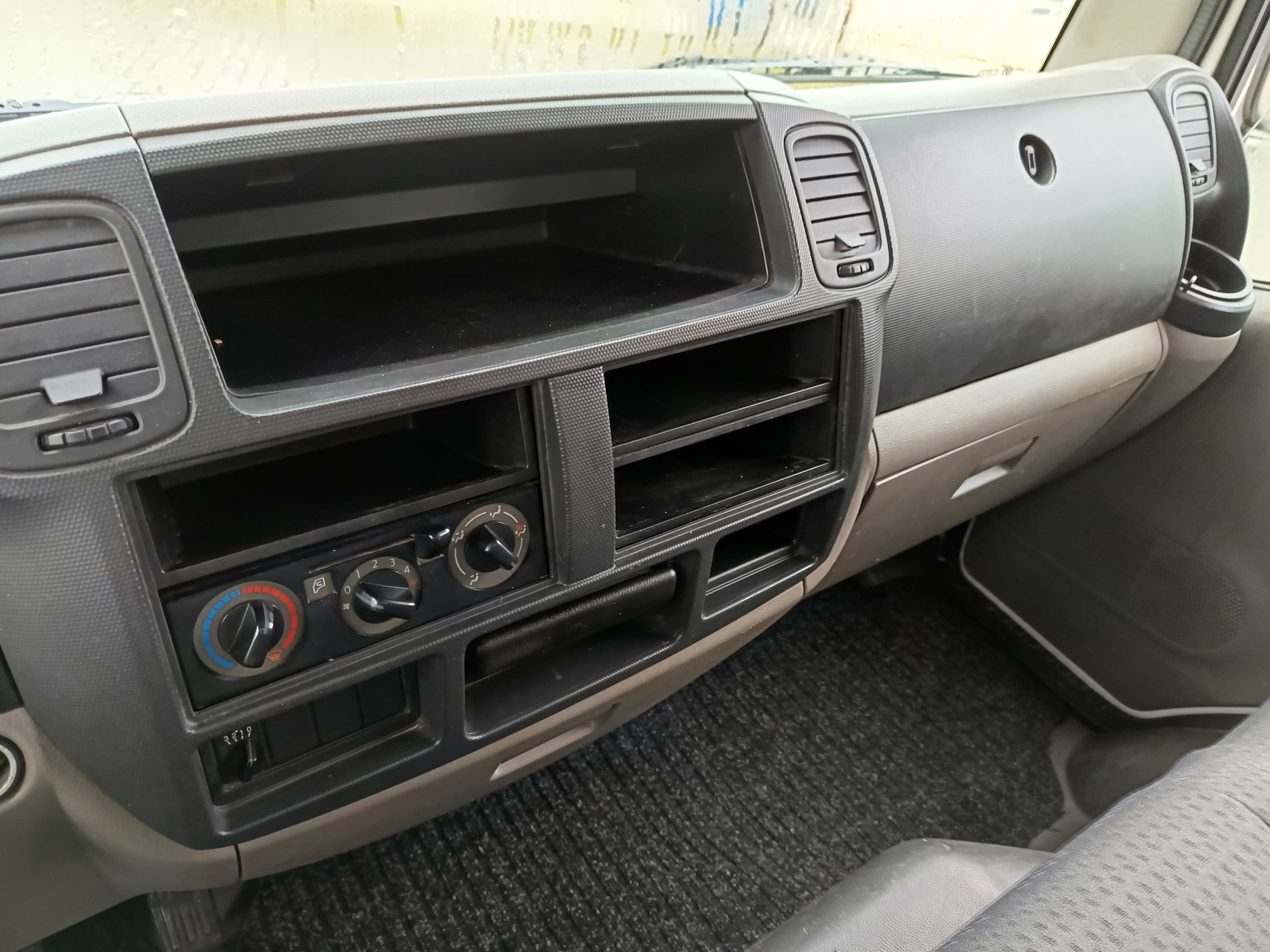 Nissan Cabstar 35.13 Com Grua · Ano 2010 — imagem 25