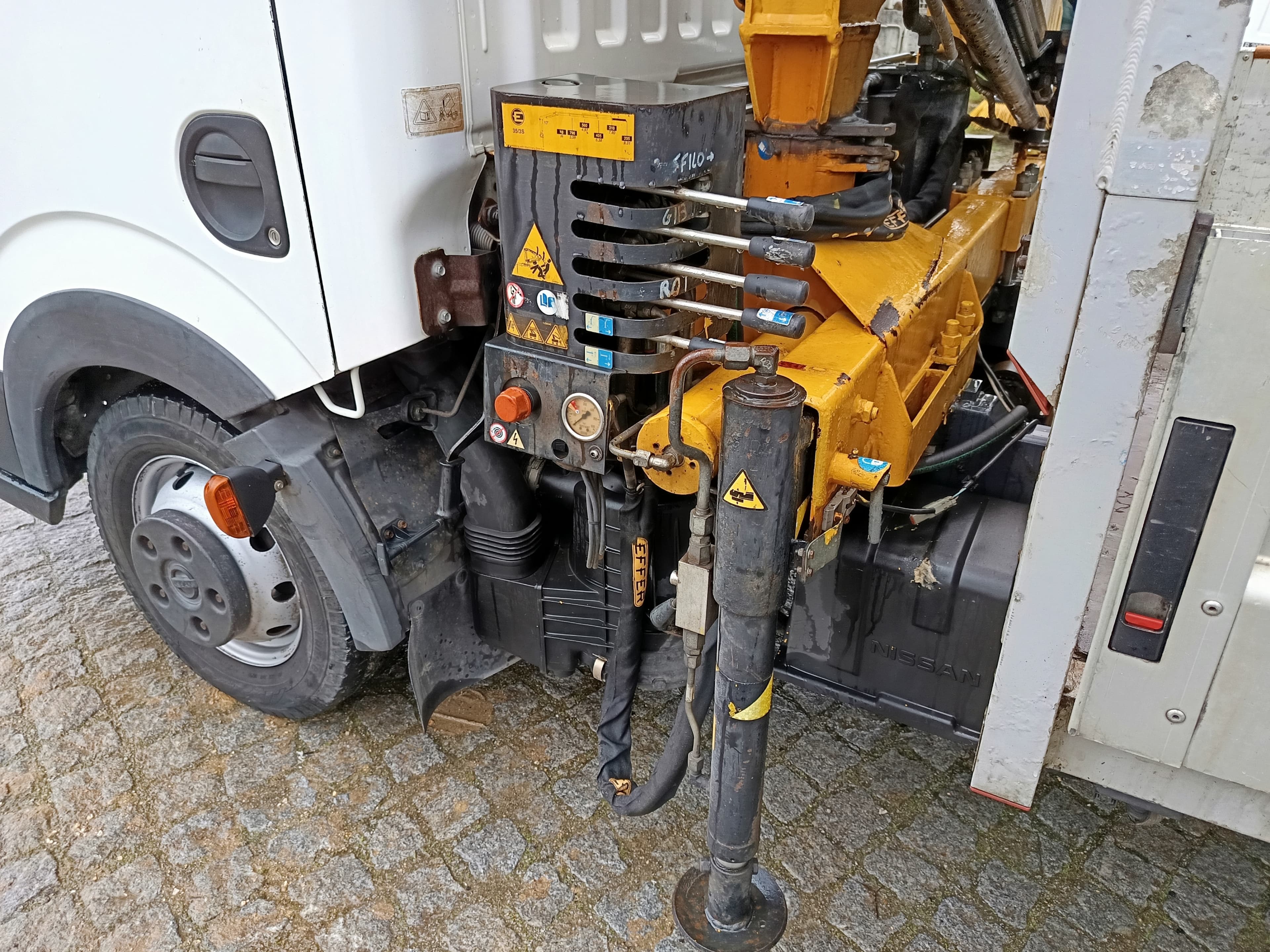 Nissan Cabstar 35.13 Com Grua · Ano 2010 — imagem 13