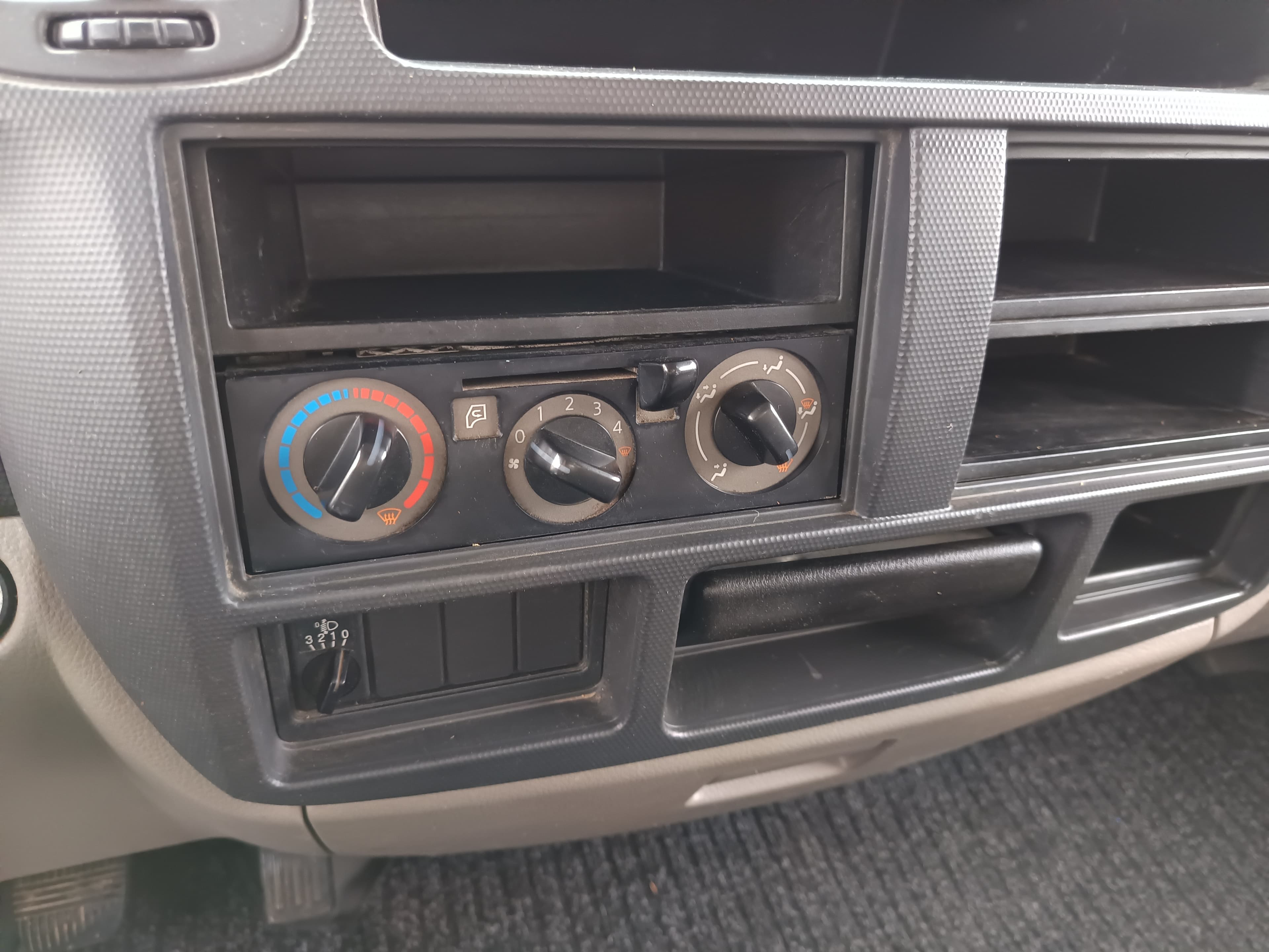 Nissan Cabstar 35.13 Com Grua · Ano 2010 — imagem 26