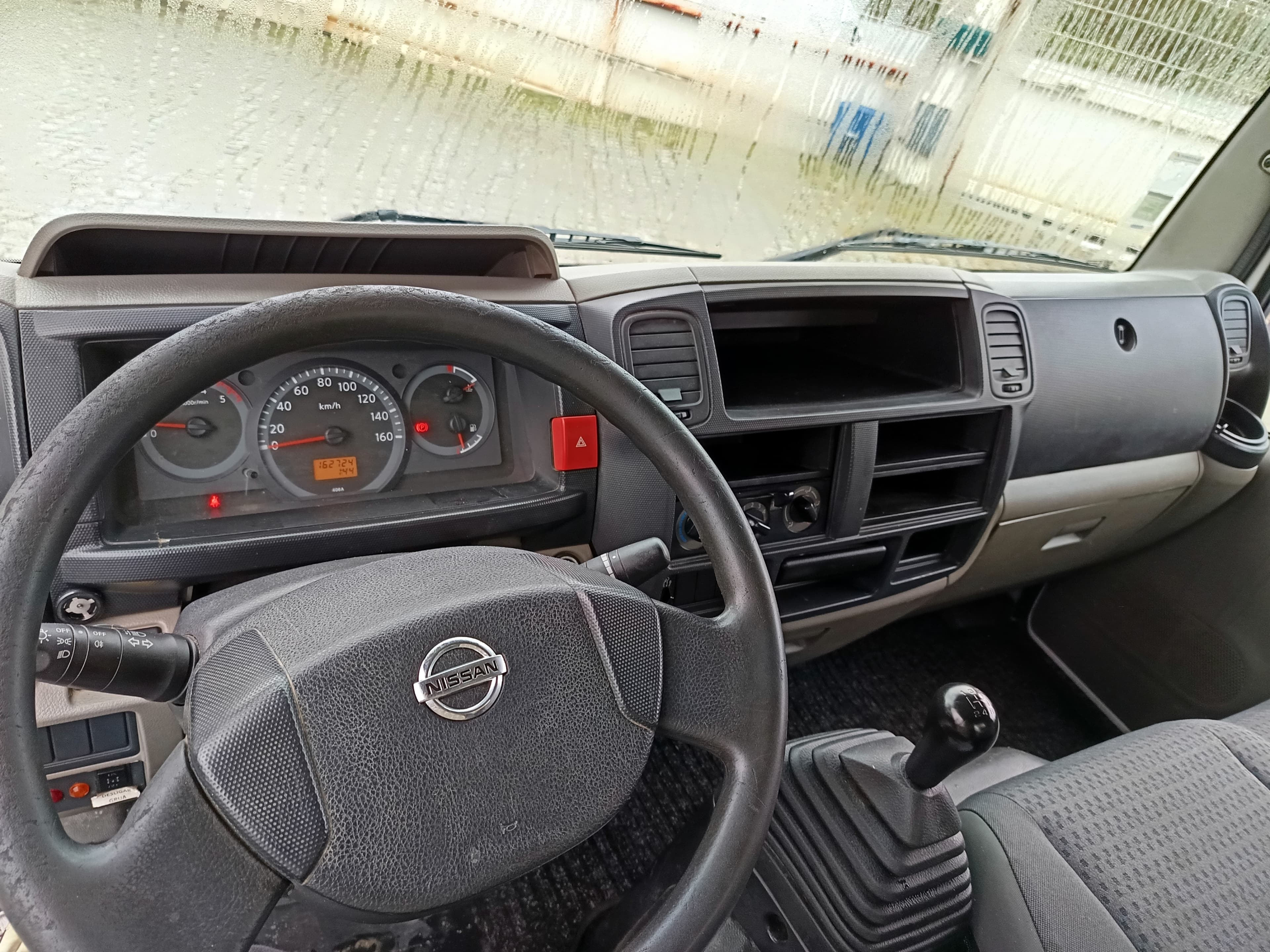 Nissan Cabstar 35.13 Com Grua · Ano 2010 — imagem 24