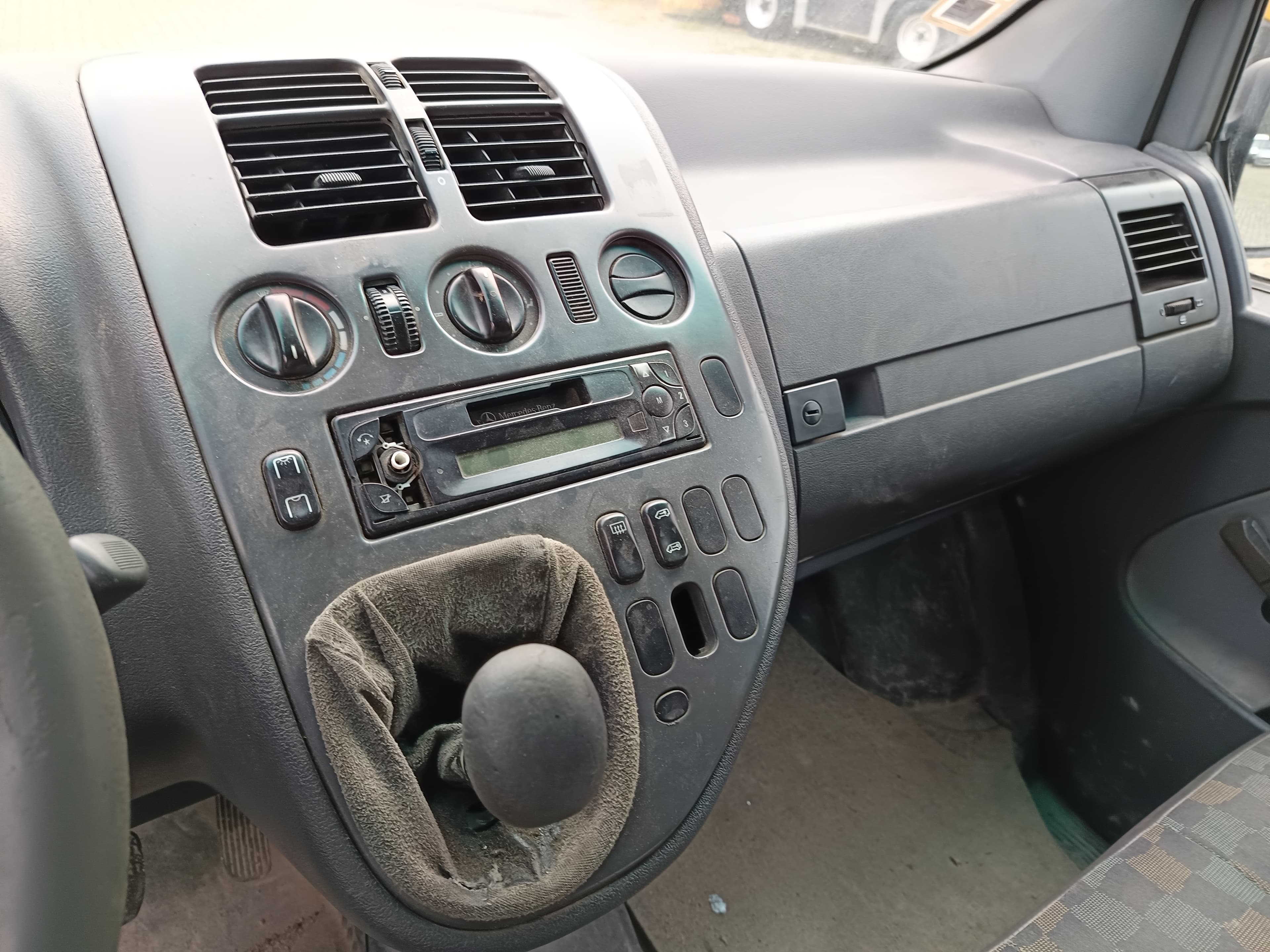 Mercedes-Benz 110 · Ano 2000 — imagem 33