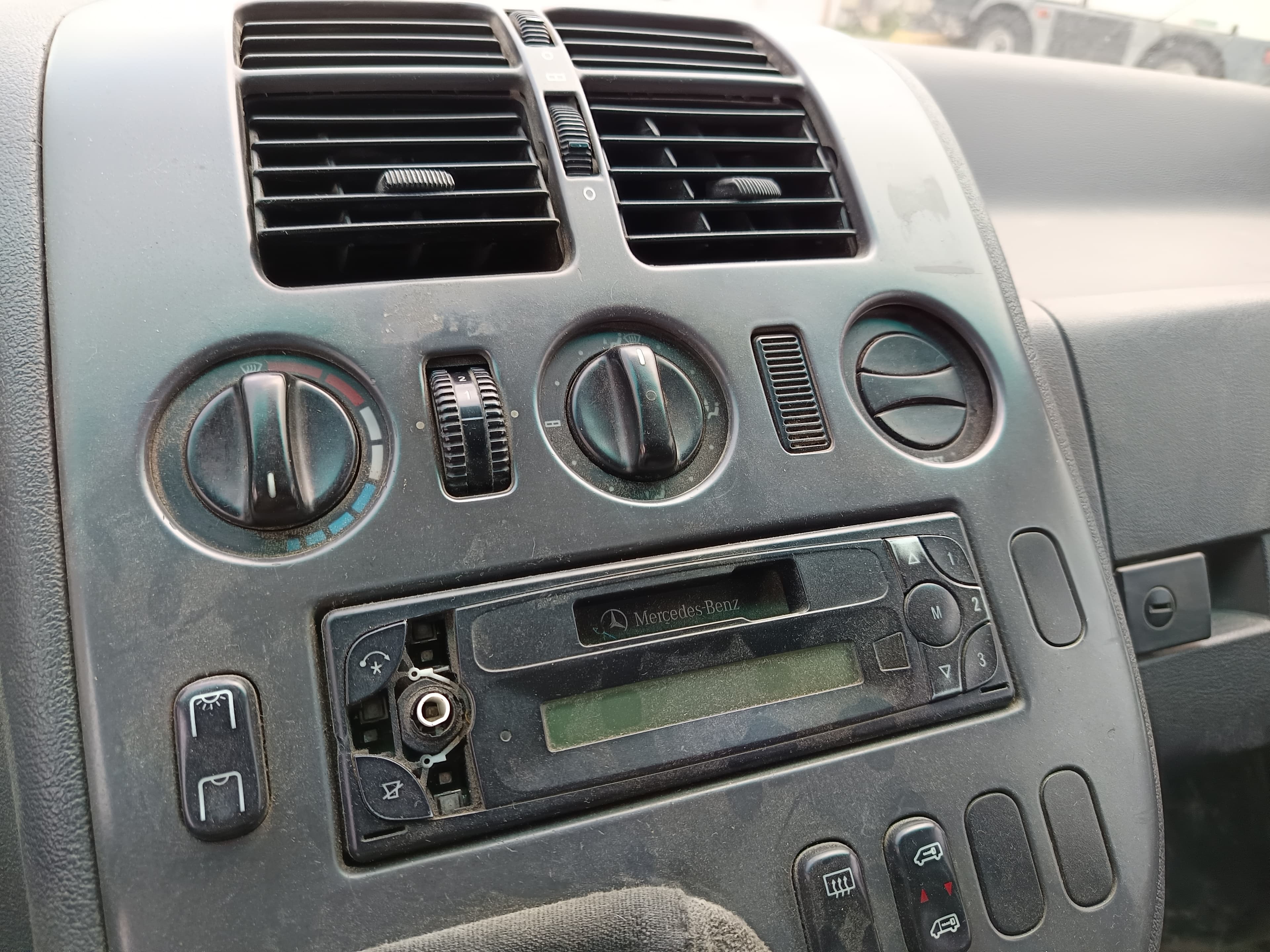 Mercedes-Benz 110 · Ano 2000 — imagem 34