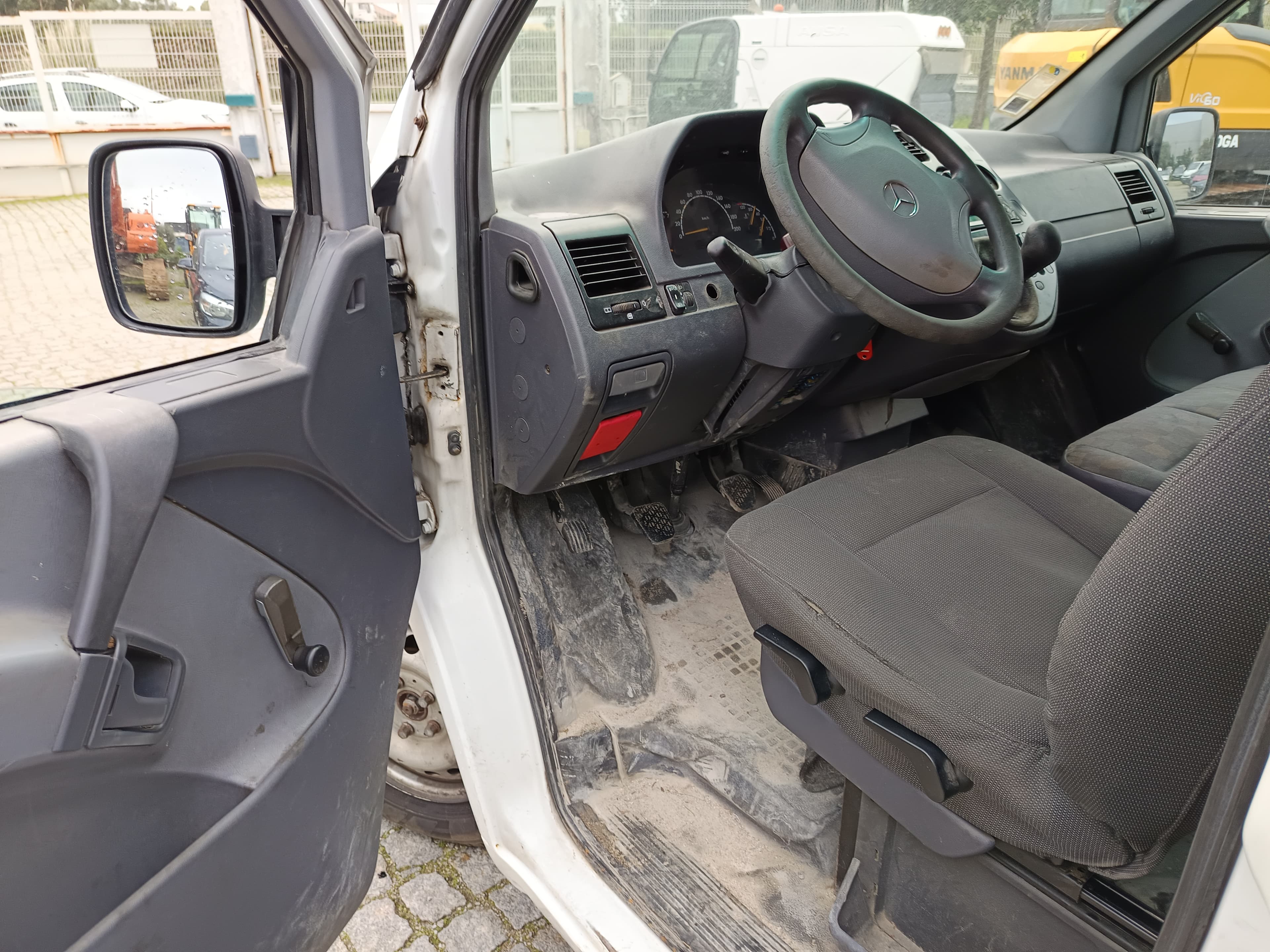 Mercedes-Benz 110 · Ano 2000 — imagem 26