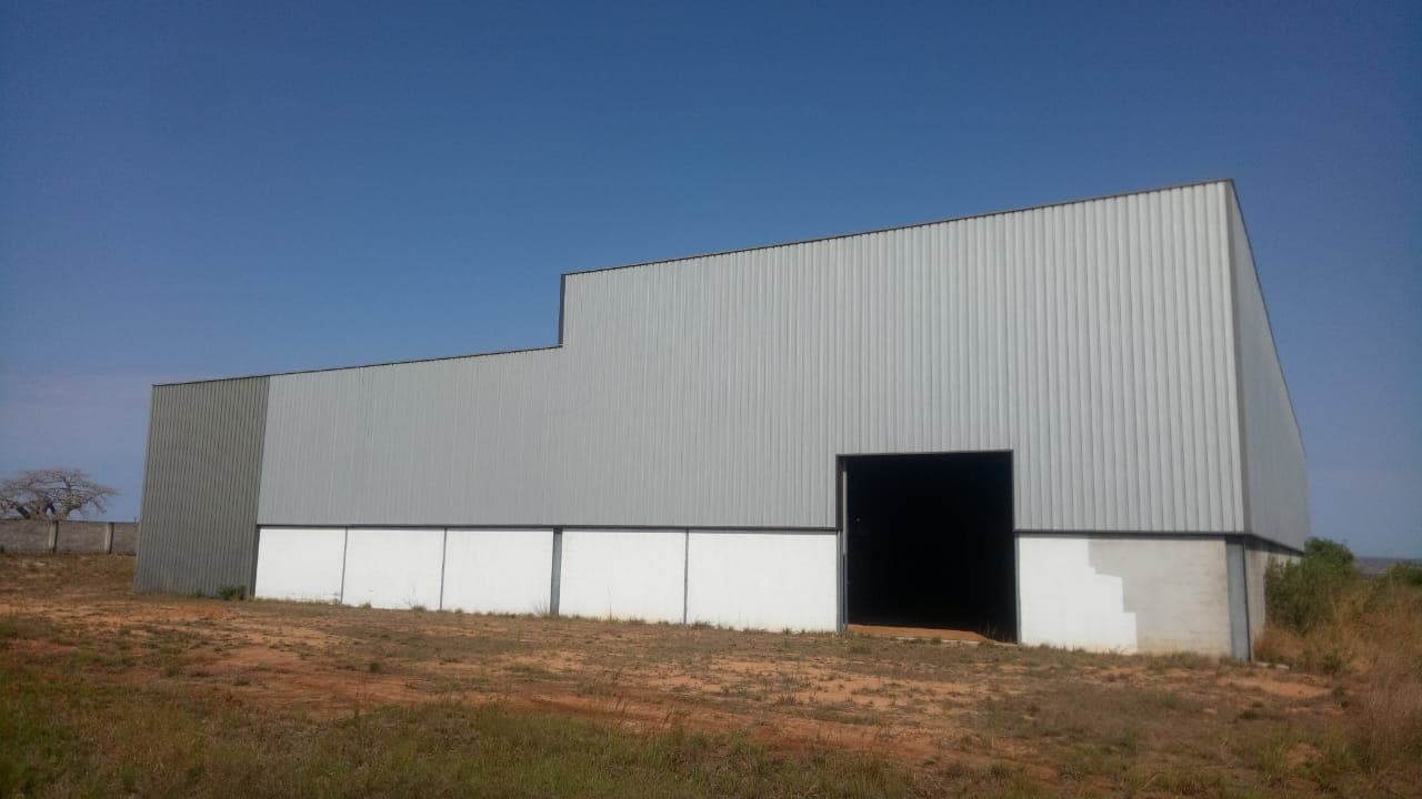 Armazéns em terreno de 5000m² — imagen 1
