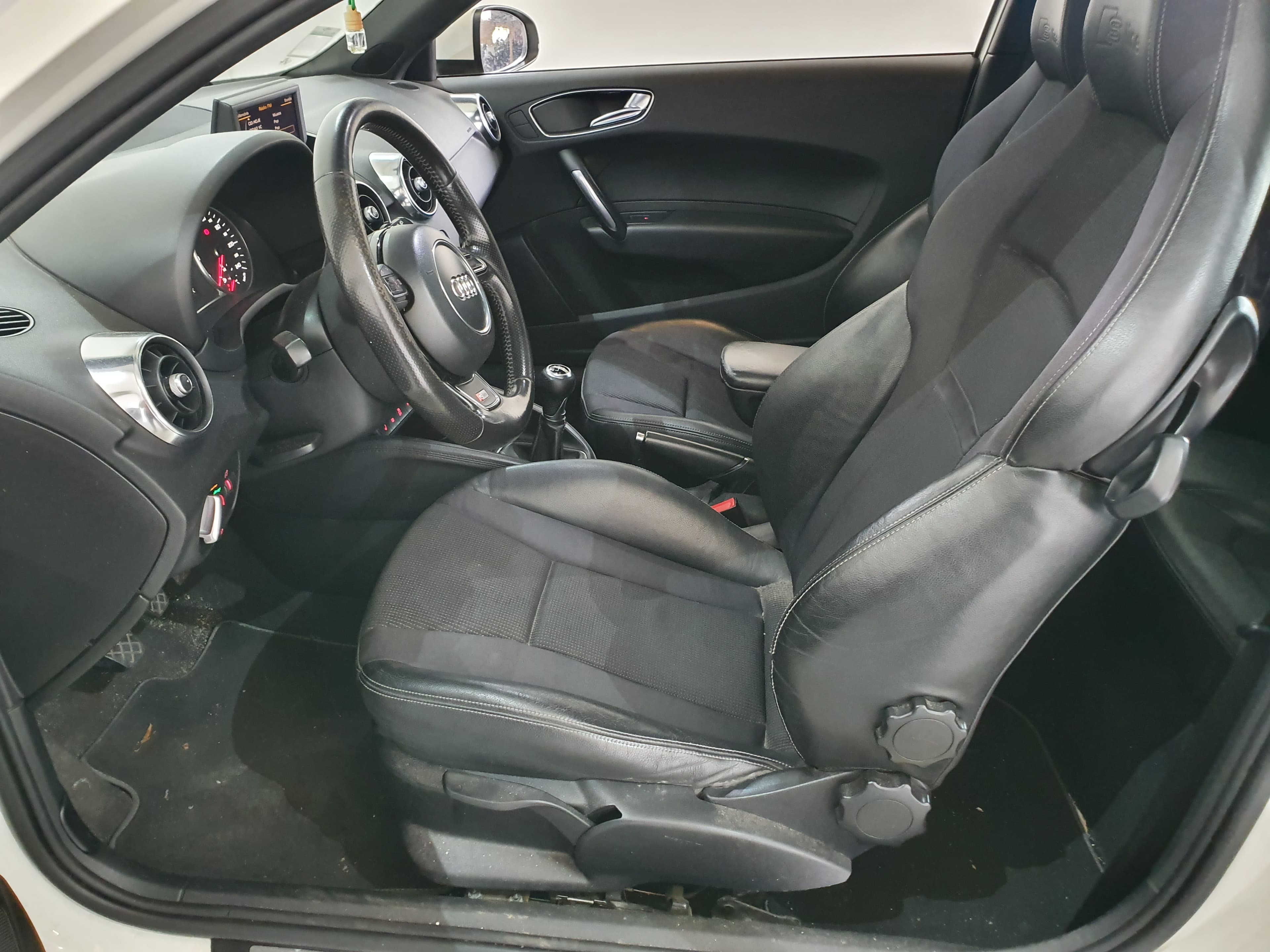 Audi A1 S-line · Ano 2010 — image 18