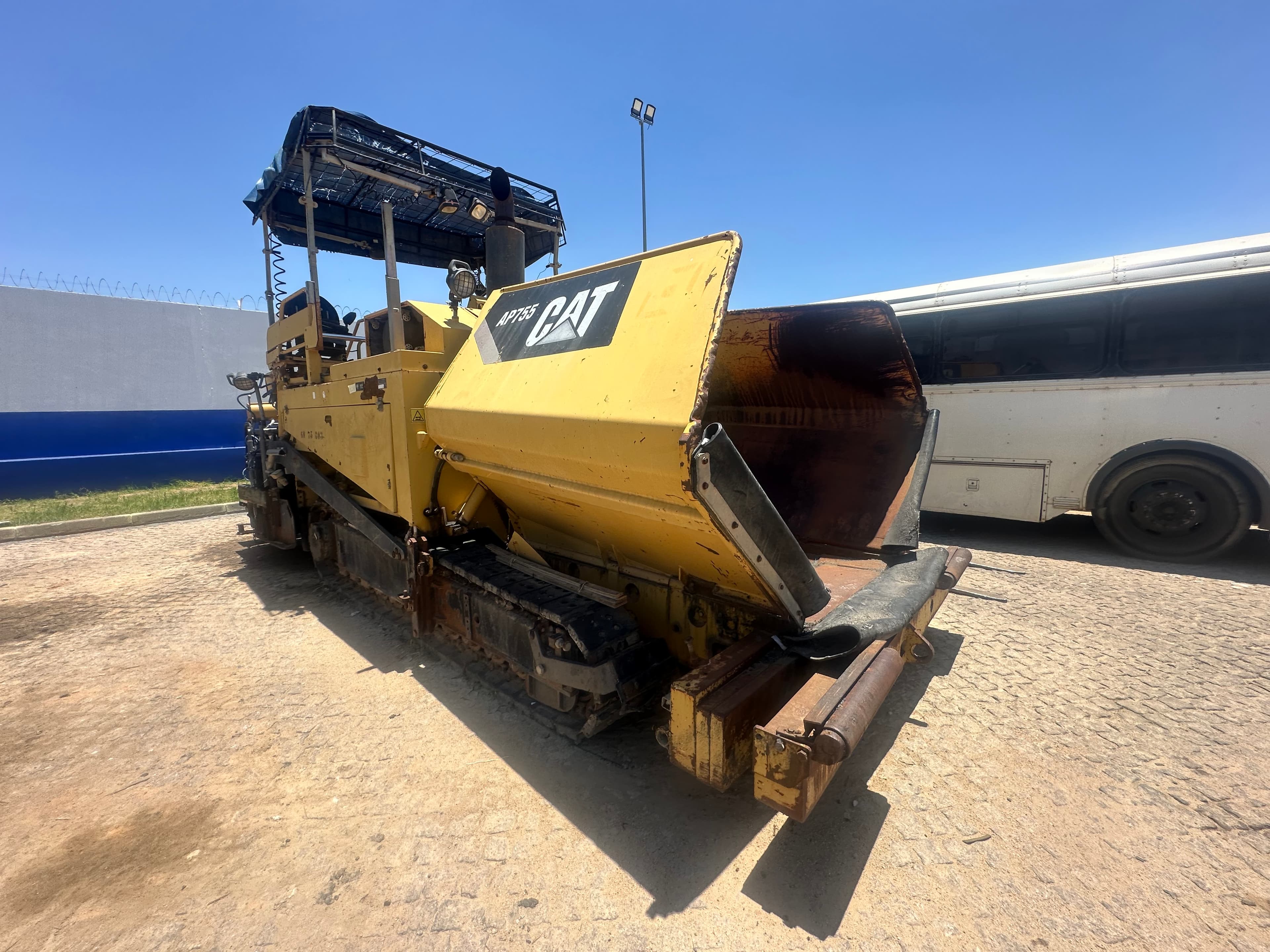 Espalhadora de Asfalto CATERPILLAR AP-755 — imagem 3