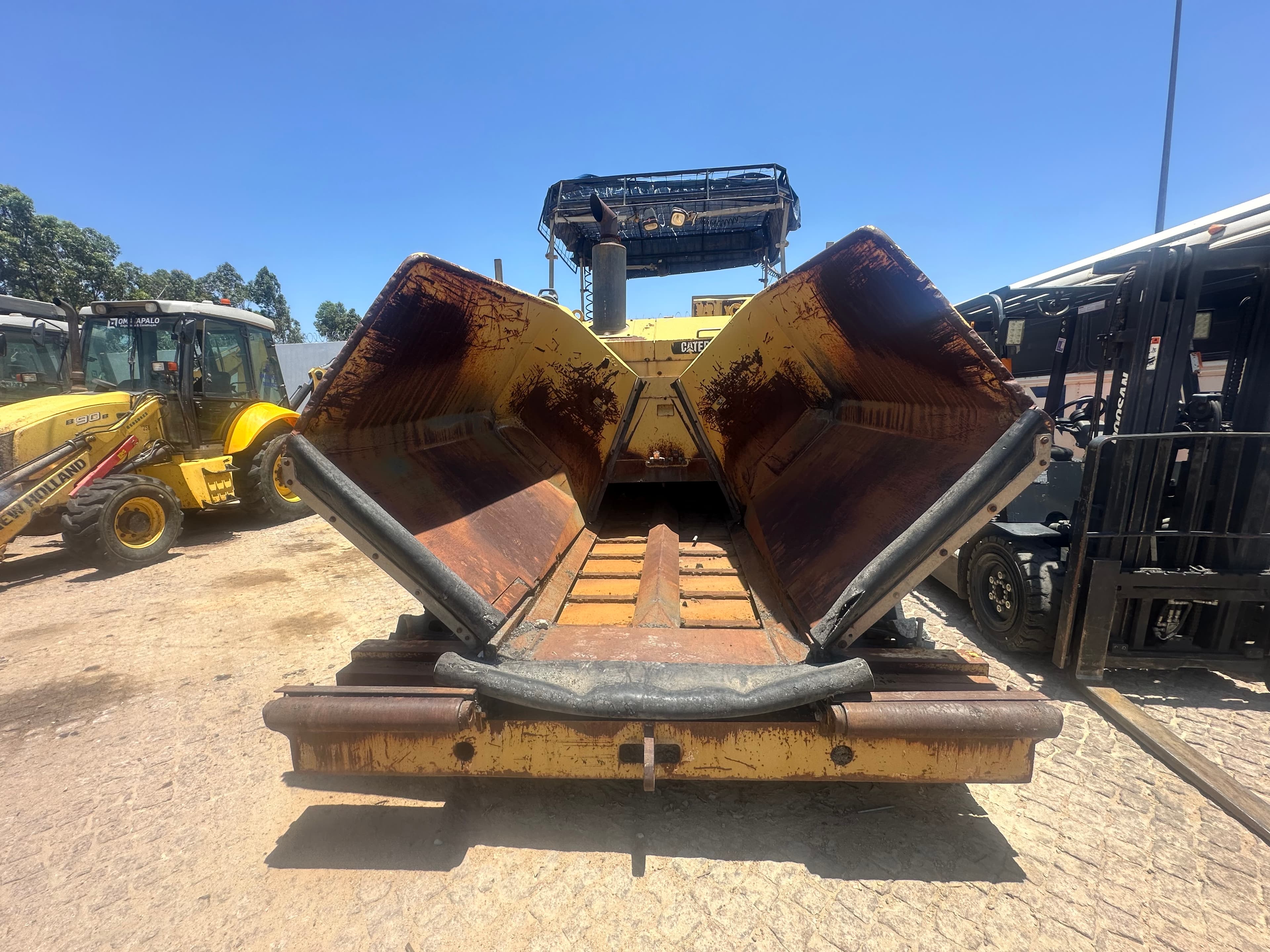 Espalhadora de Asfalto CATERPILLAR AP-755 — imagem 2