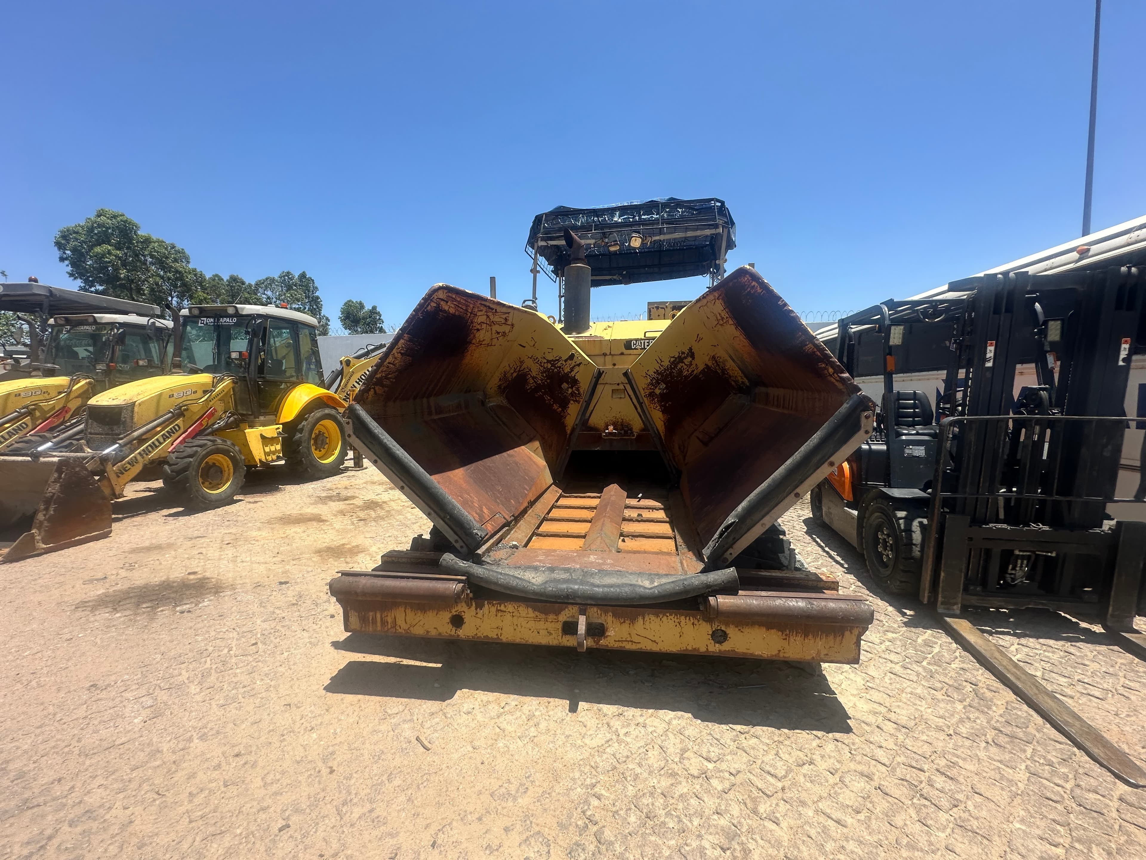 Espalhadora de Asfalto CATERPILLAR AP-755 — imagem 9