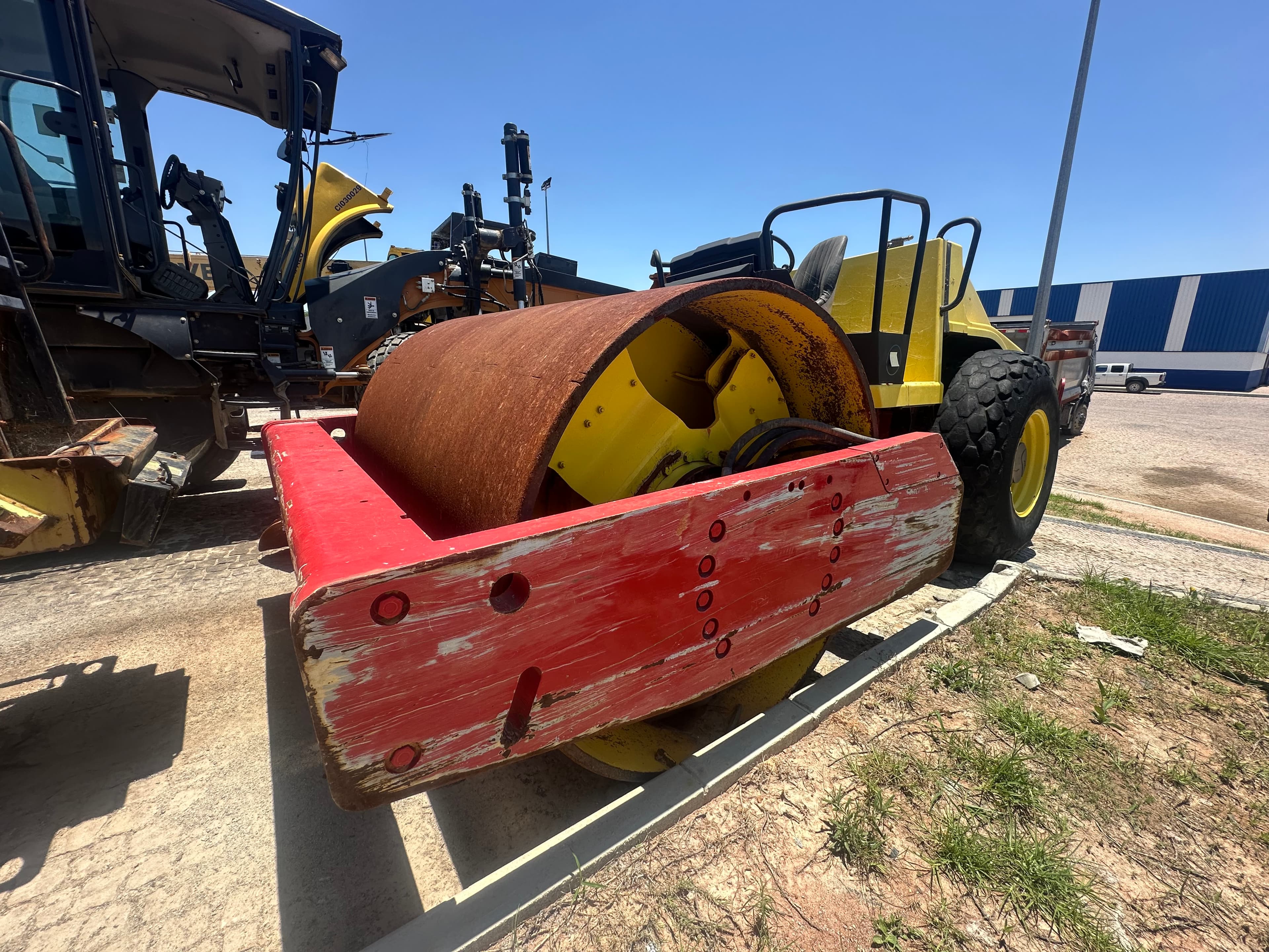 Cilindro Auto Vib. DYNAPAC CA302D — imagen 2
