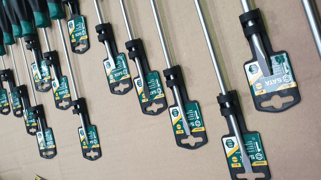 TIGHTENING FLATHEAD SCREWDRIVERS — image 3