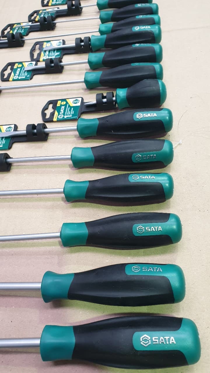 TIGHTENING FLATHEAD SCREWDRIVERS — image 2