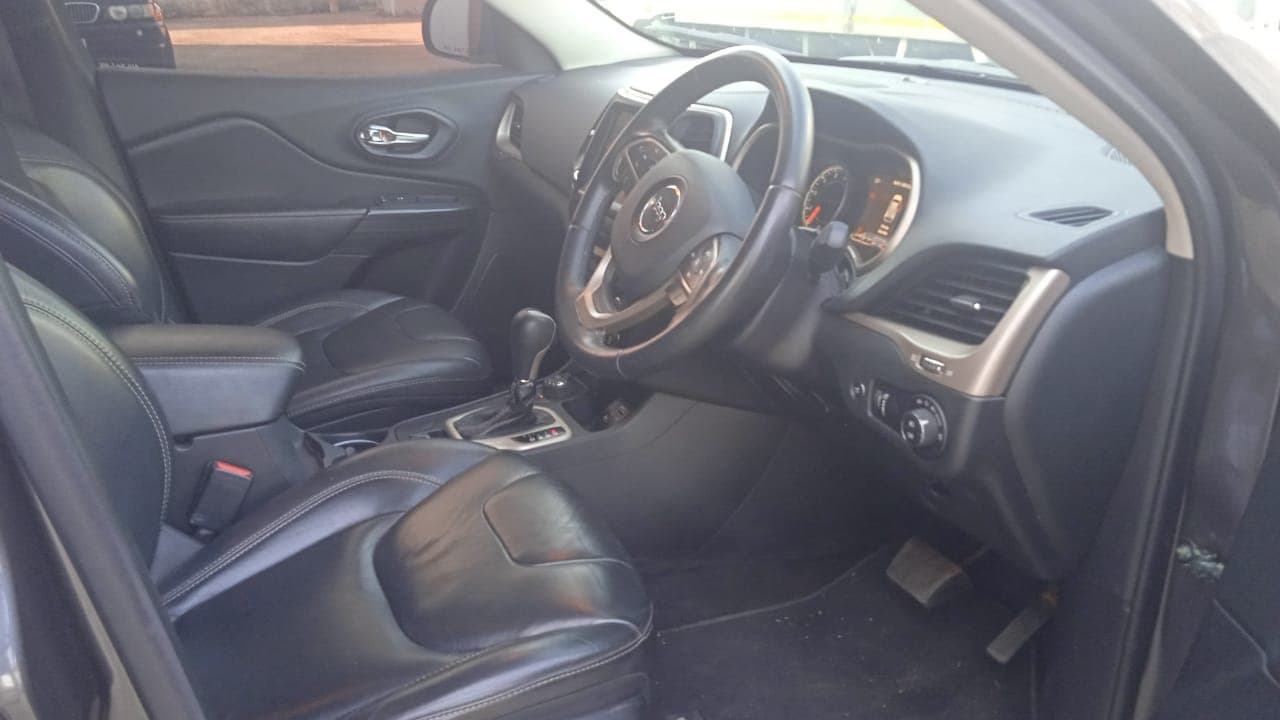 Jeep Cherokee Limited 3.2 — image 10
