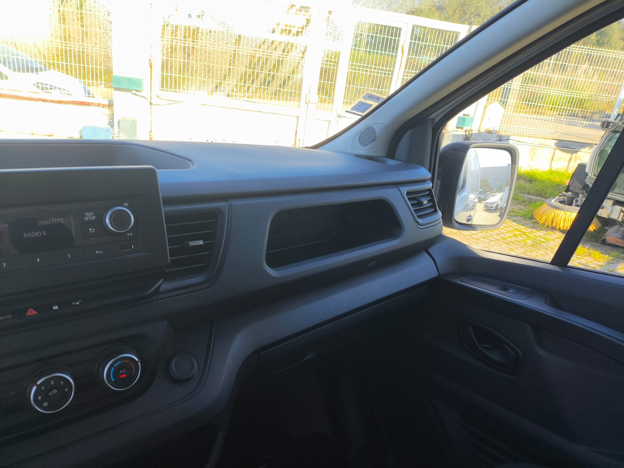 Renault Trafic 2.0 DCI · Ano 2022 — imagen 19
