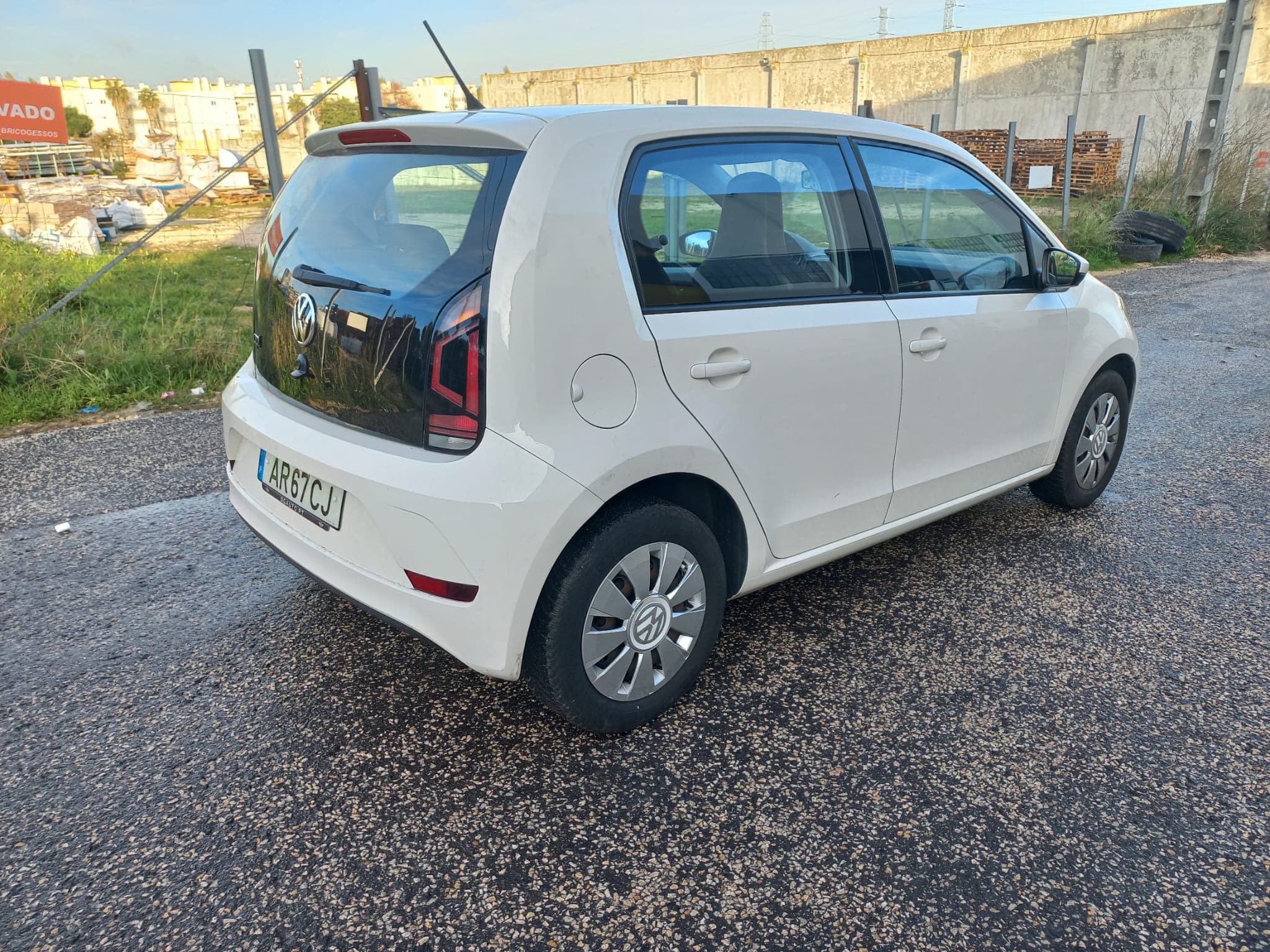 Volkswagen UP · Ano 2017 — image 4