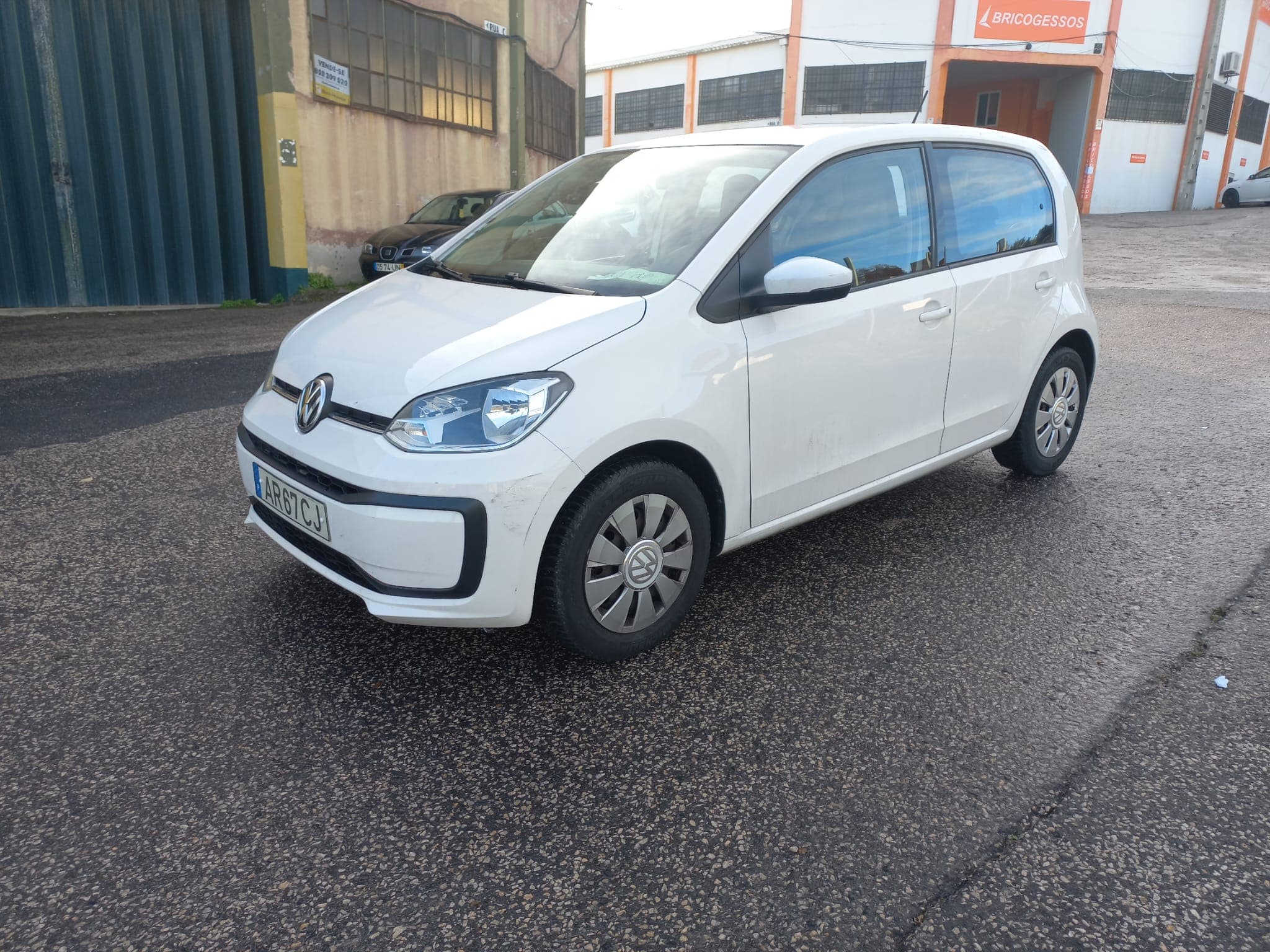 Volkswagen UP · Ano 2017 — image 3