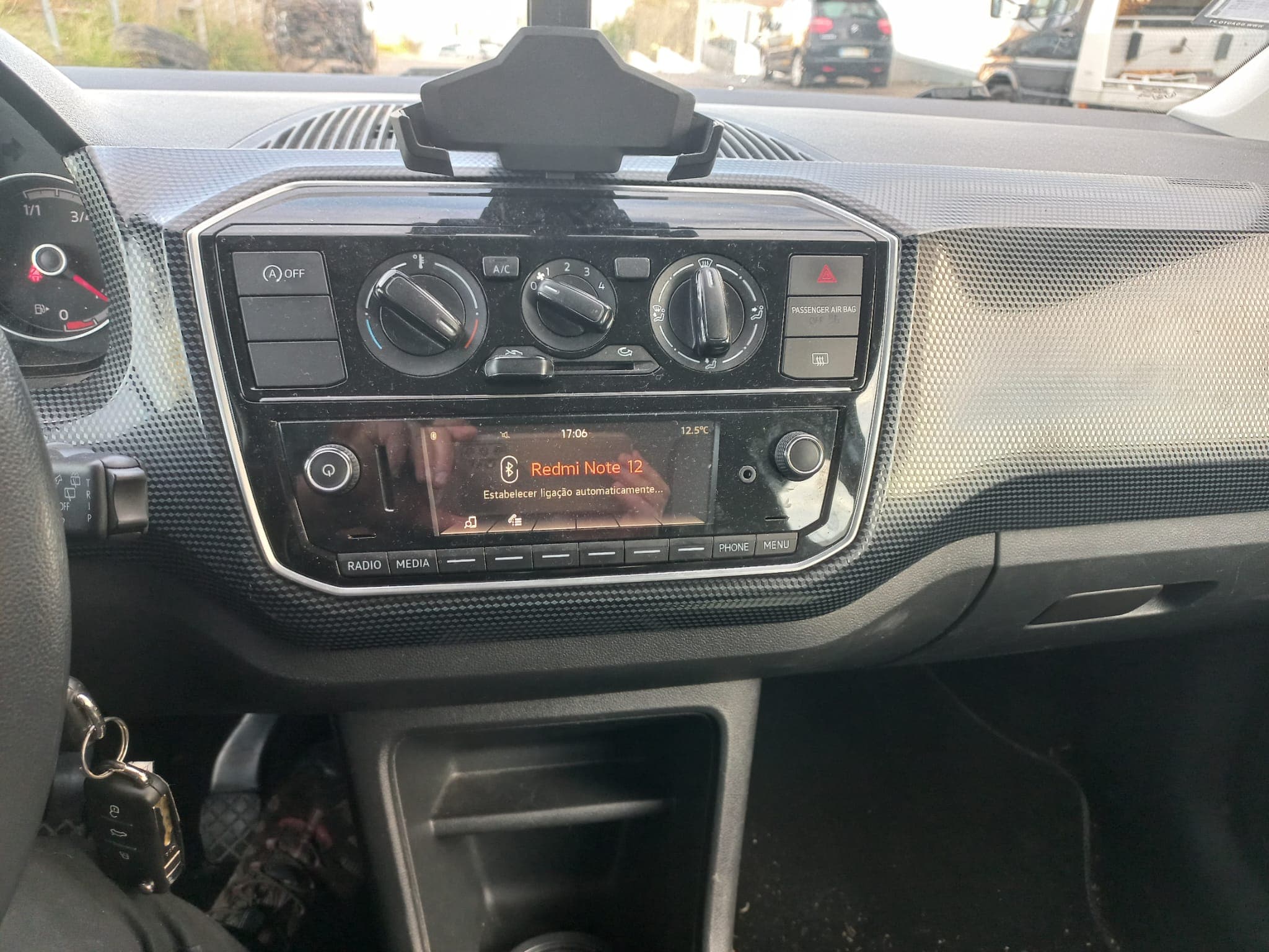 Volkswagen UP · Ano 2017 — image 19