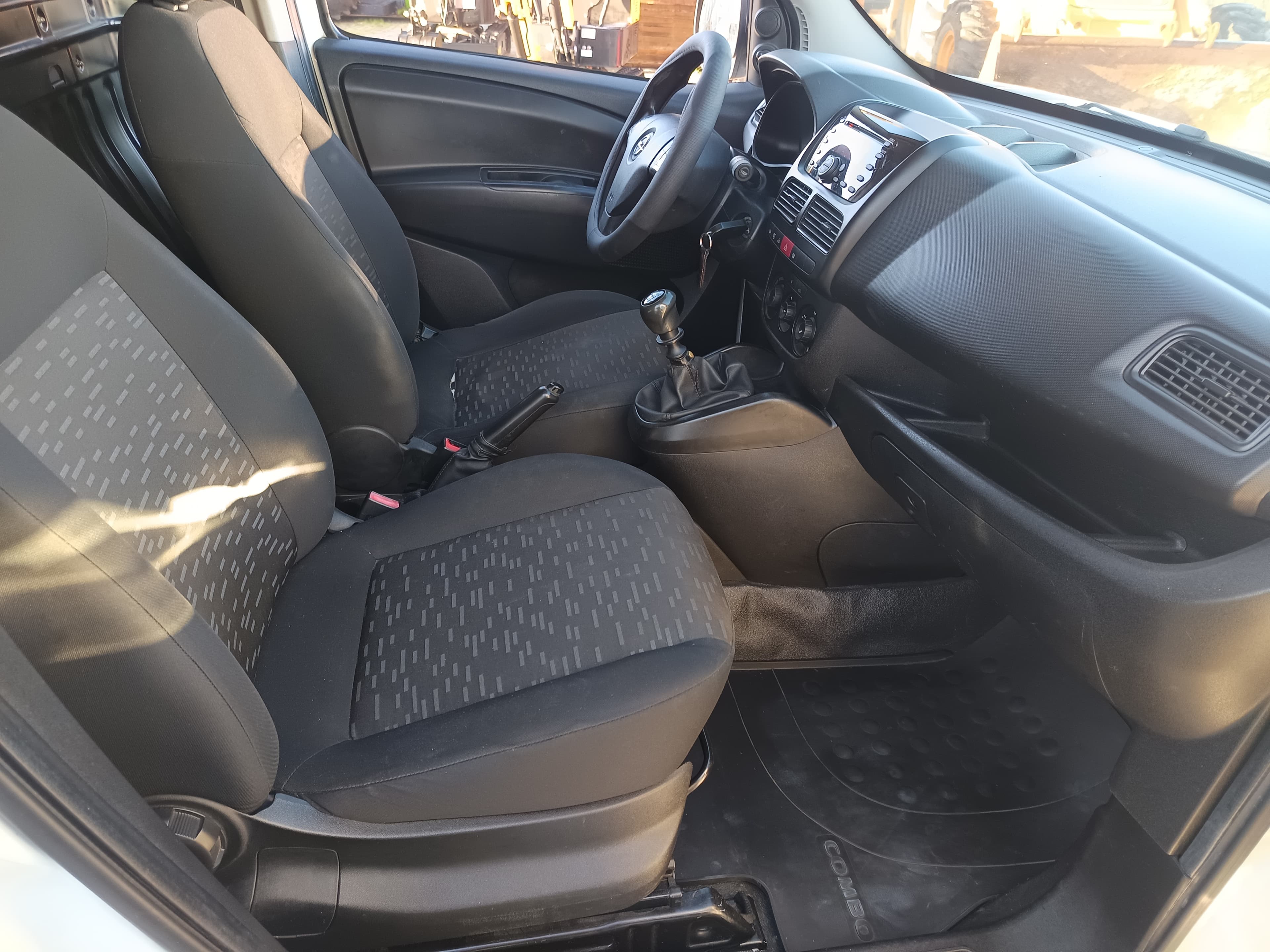 Opel Combo · Ano 2017 — image 30