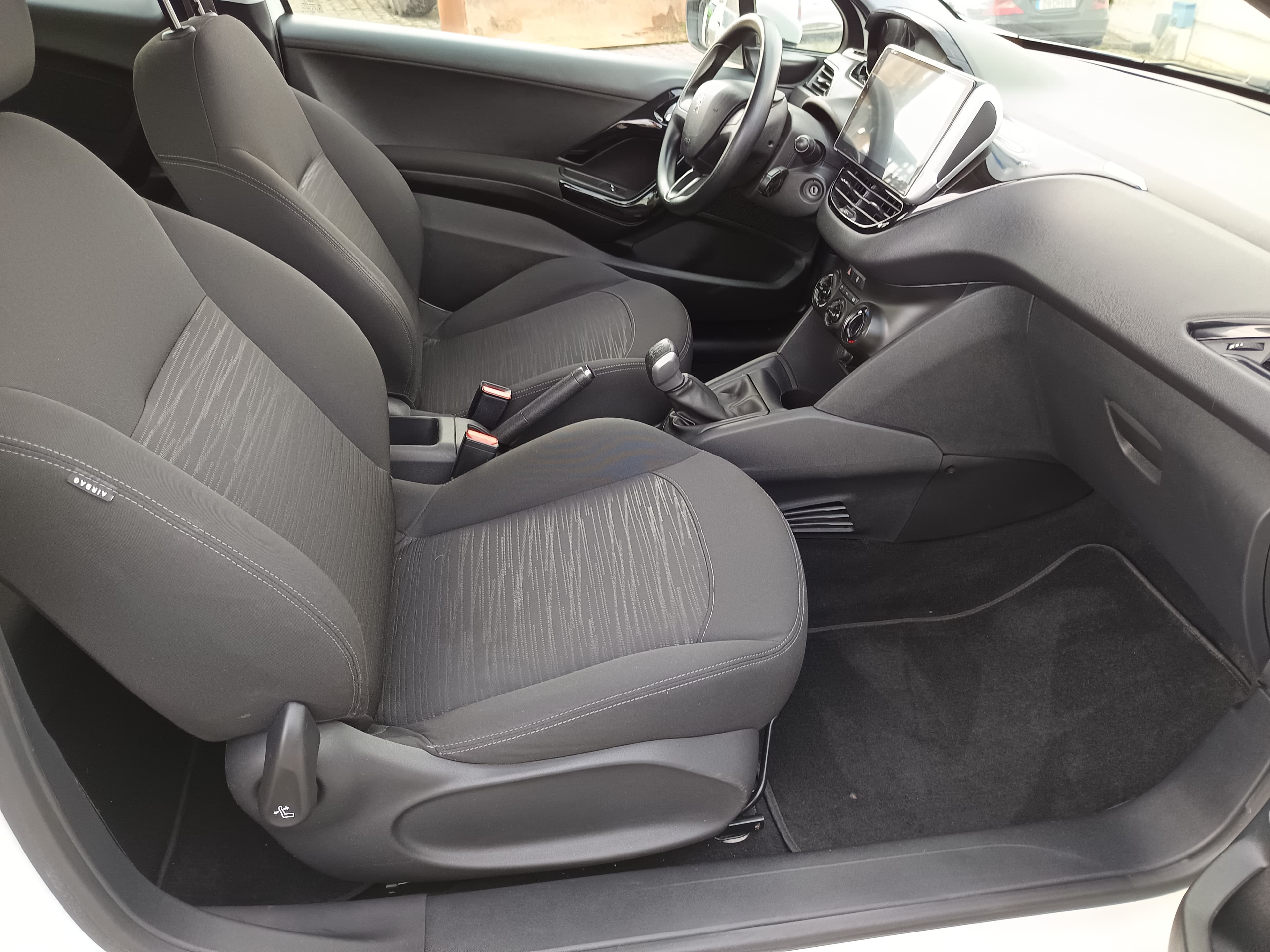 Peugeot 208 · Ano 2012 — image 17