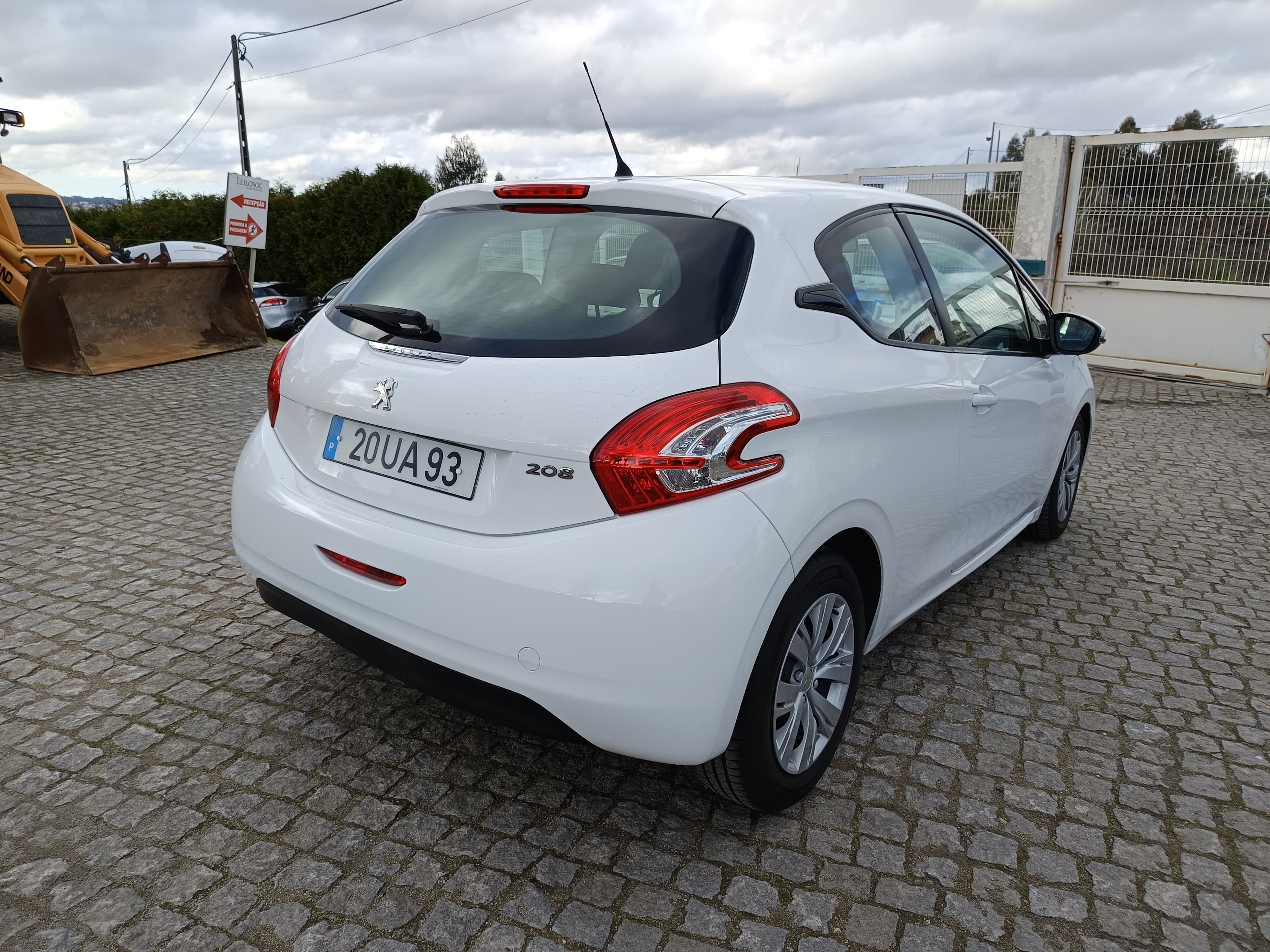 Peugeot 208 · Ano 2012 — image 4