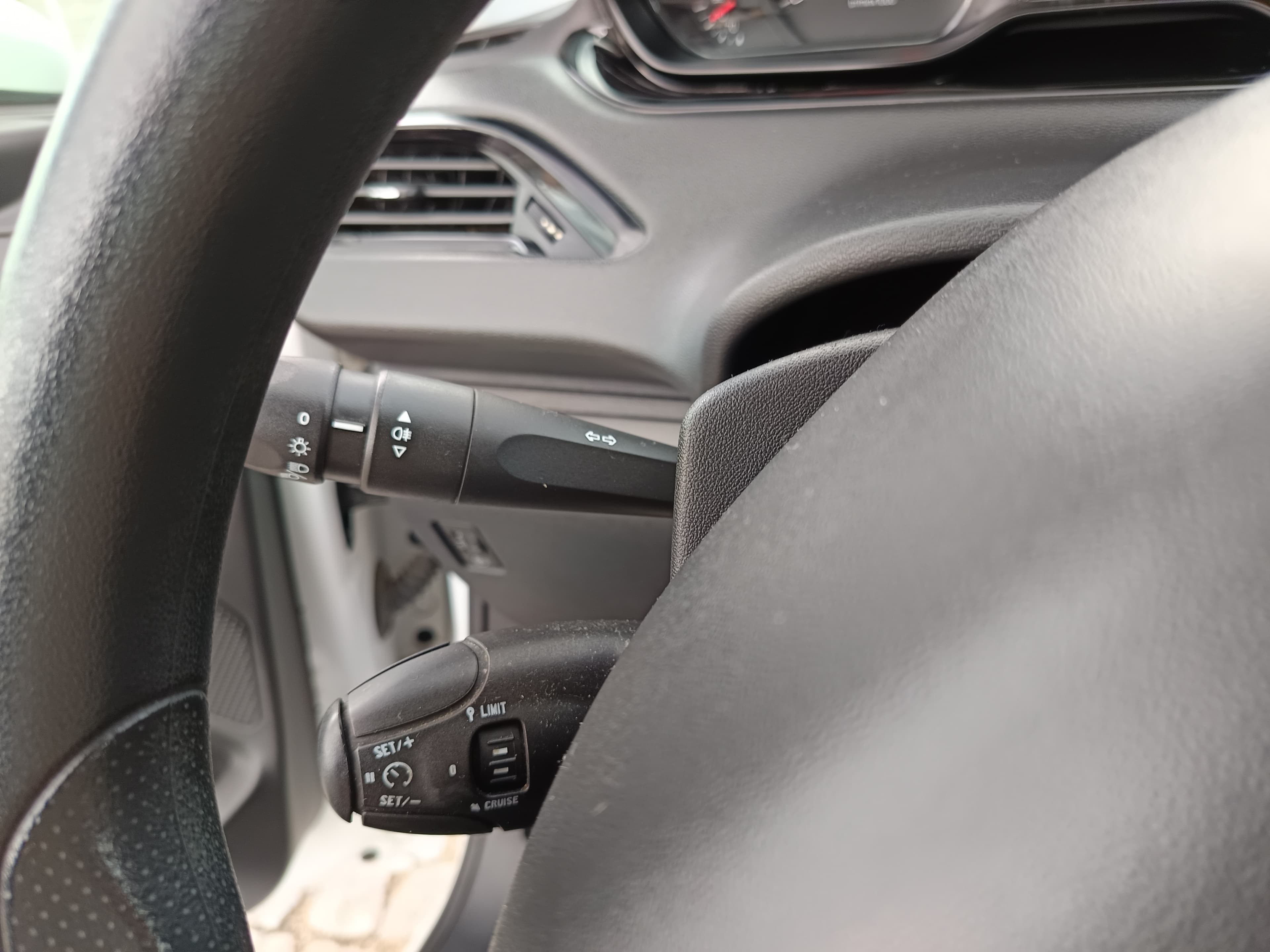 Peugeot 208 · Ano 2012 — image 27