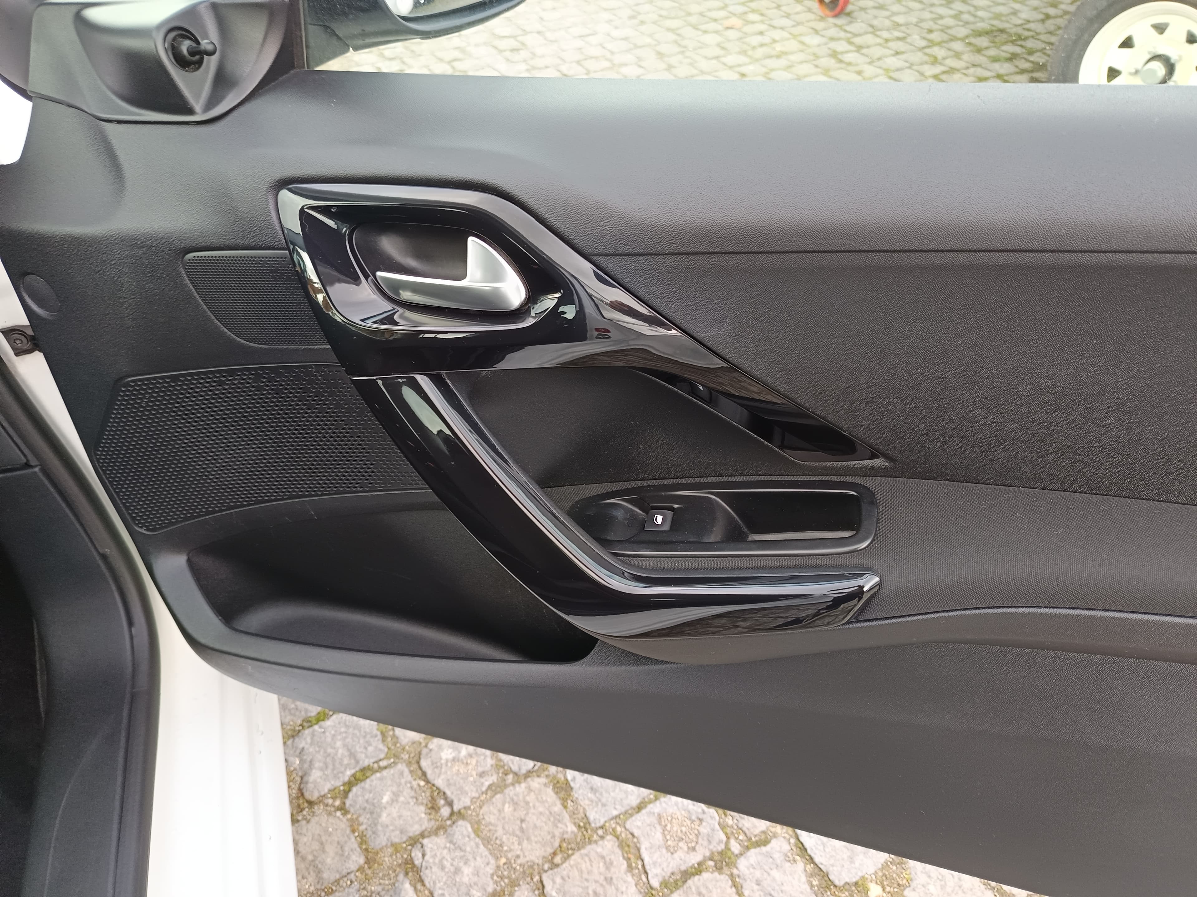 Peugeot 208 · Ano 2012 — image 16