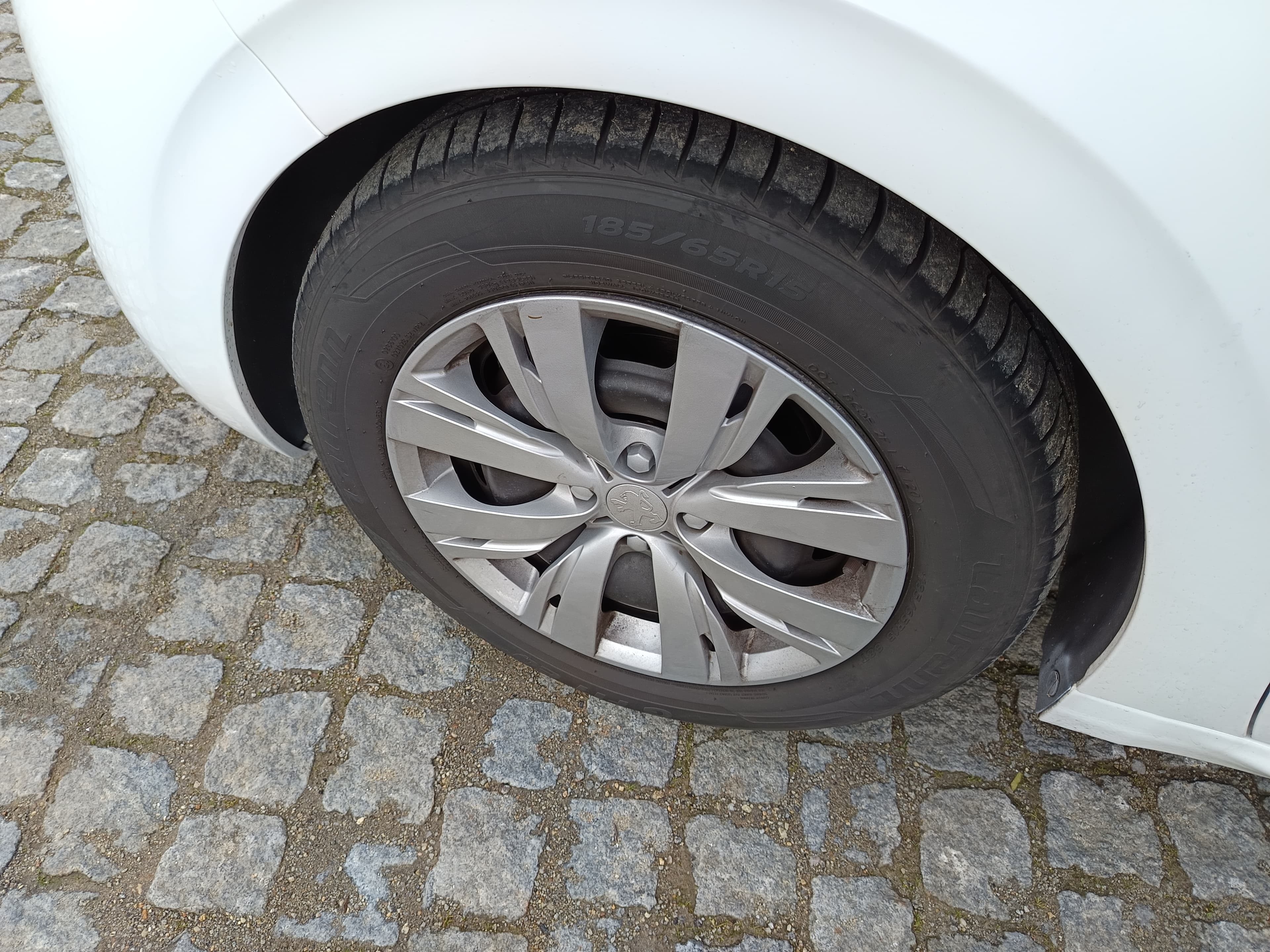 Peugeot 208 · Ano 2012 — image 10