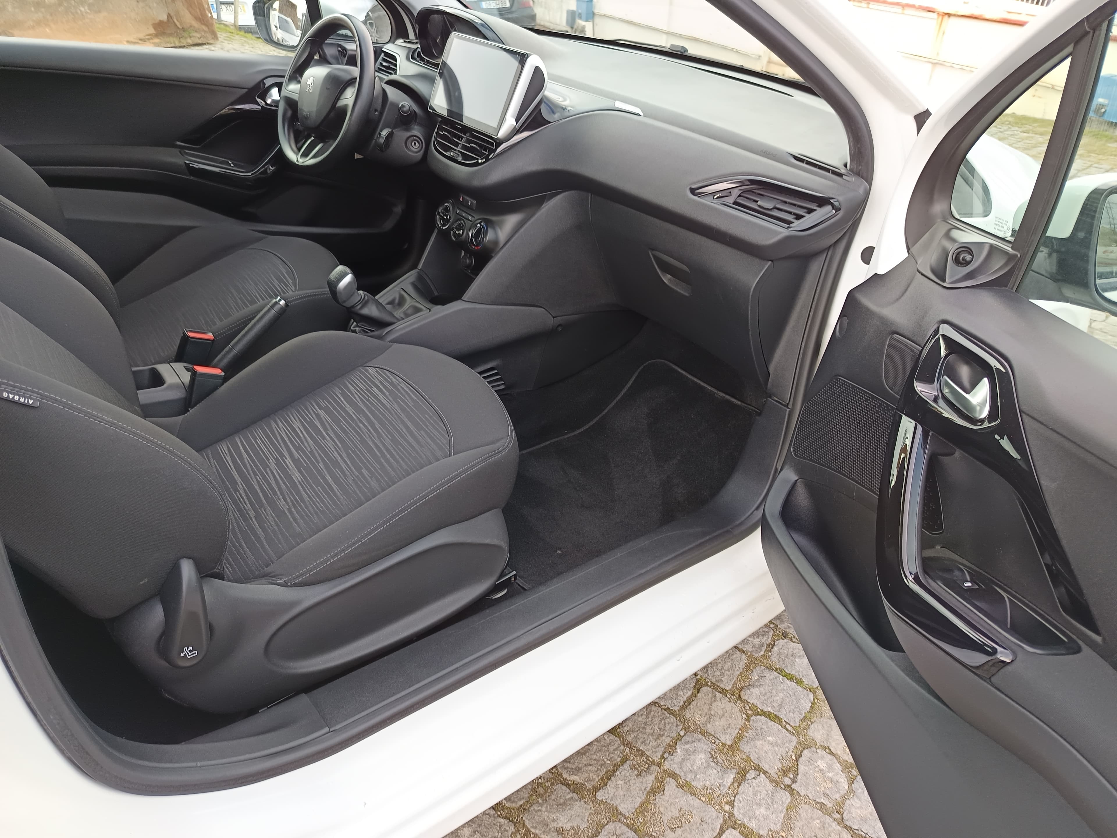 Peugeot 208 · Ano 2012 — image 15