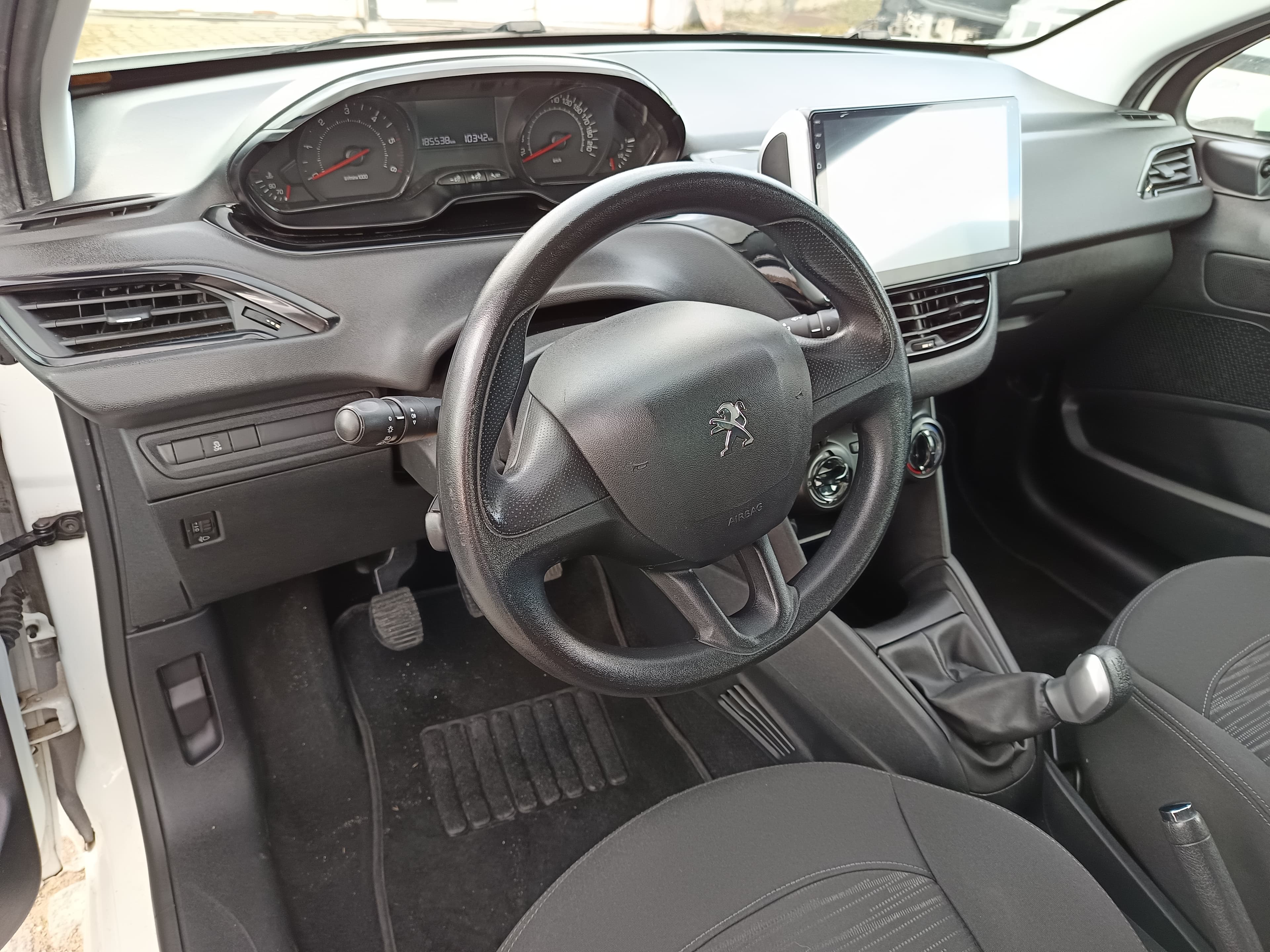 Peugeot 208 · Ano 2012 — image 24