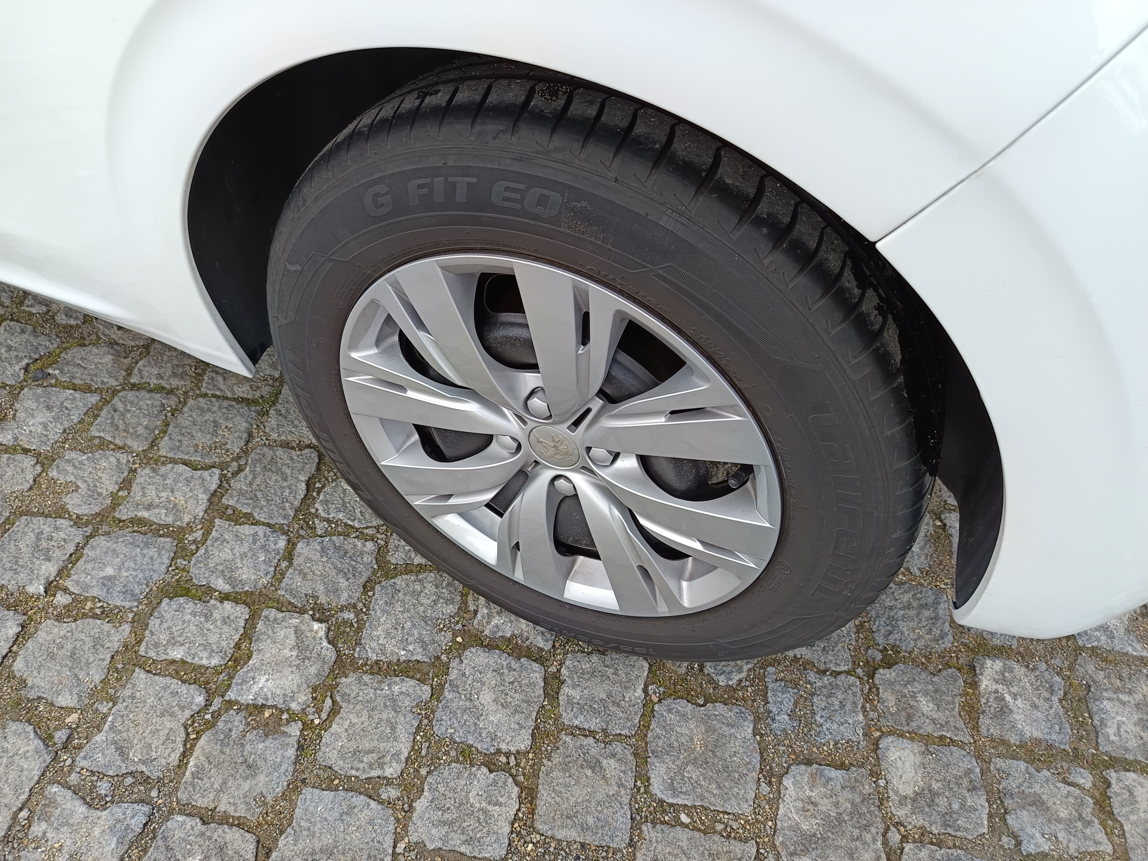 Peugeot 208 · Ano 2012 — image 9