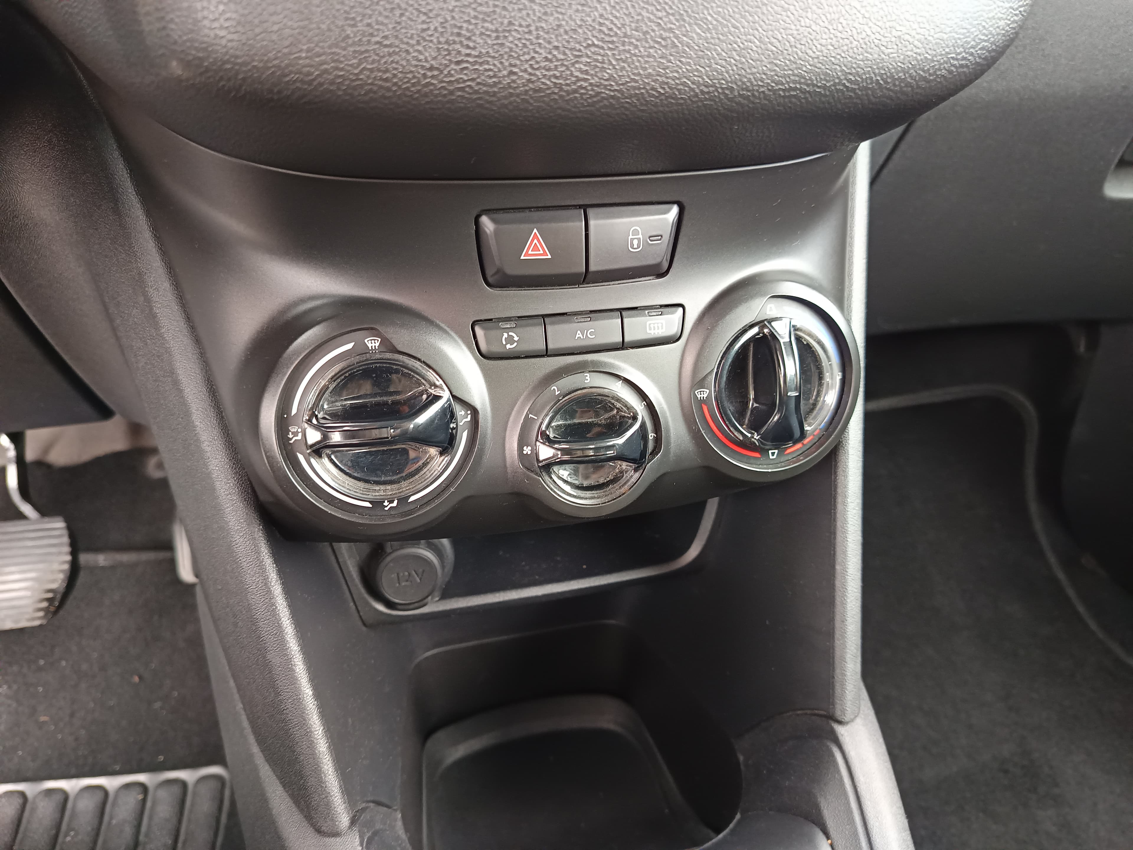 Peugeot 208 · Ano 2012 — image 30