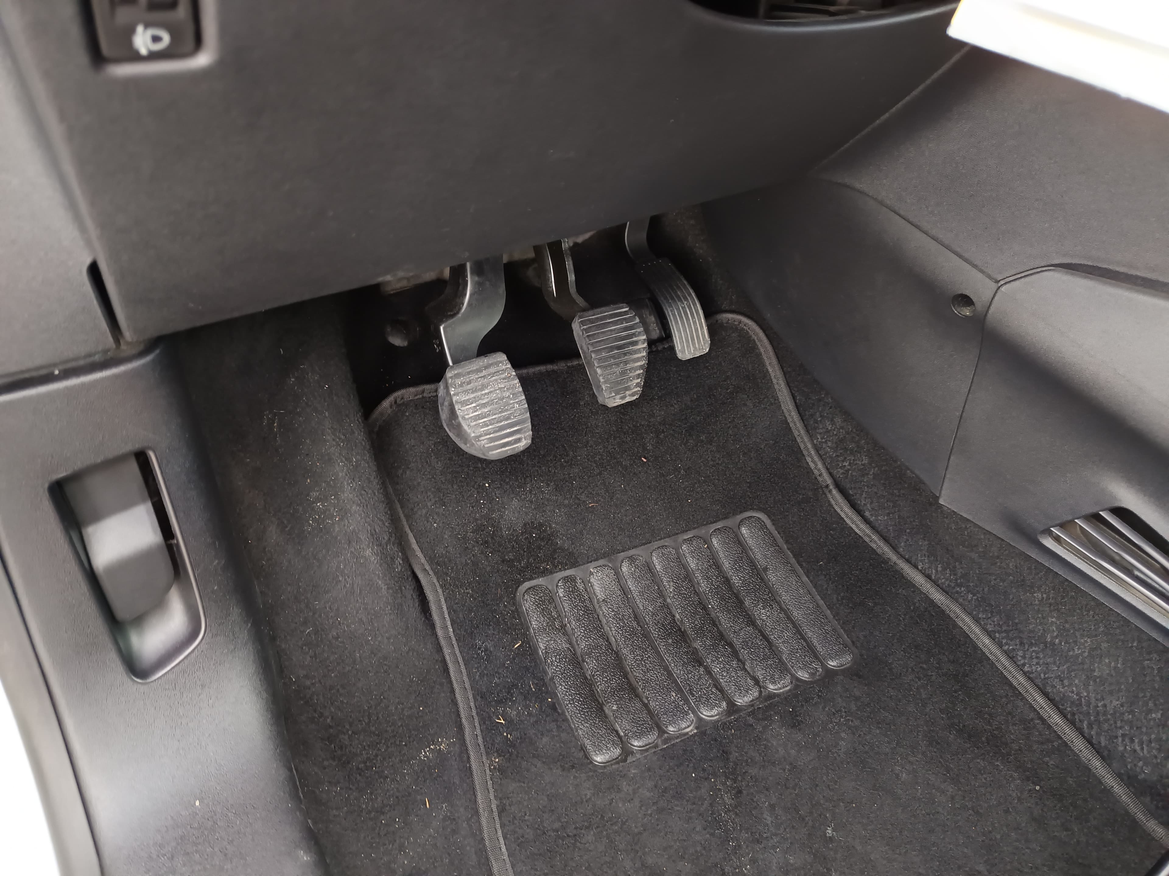 Peugeot 208 · Ano 2012 — image 23