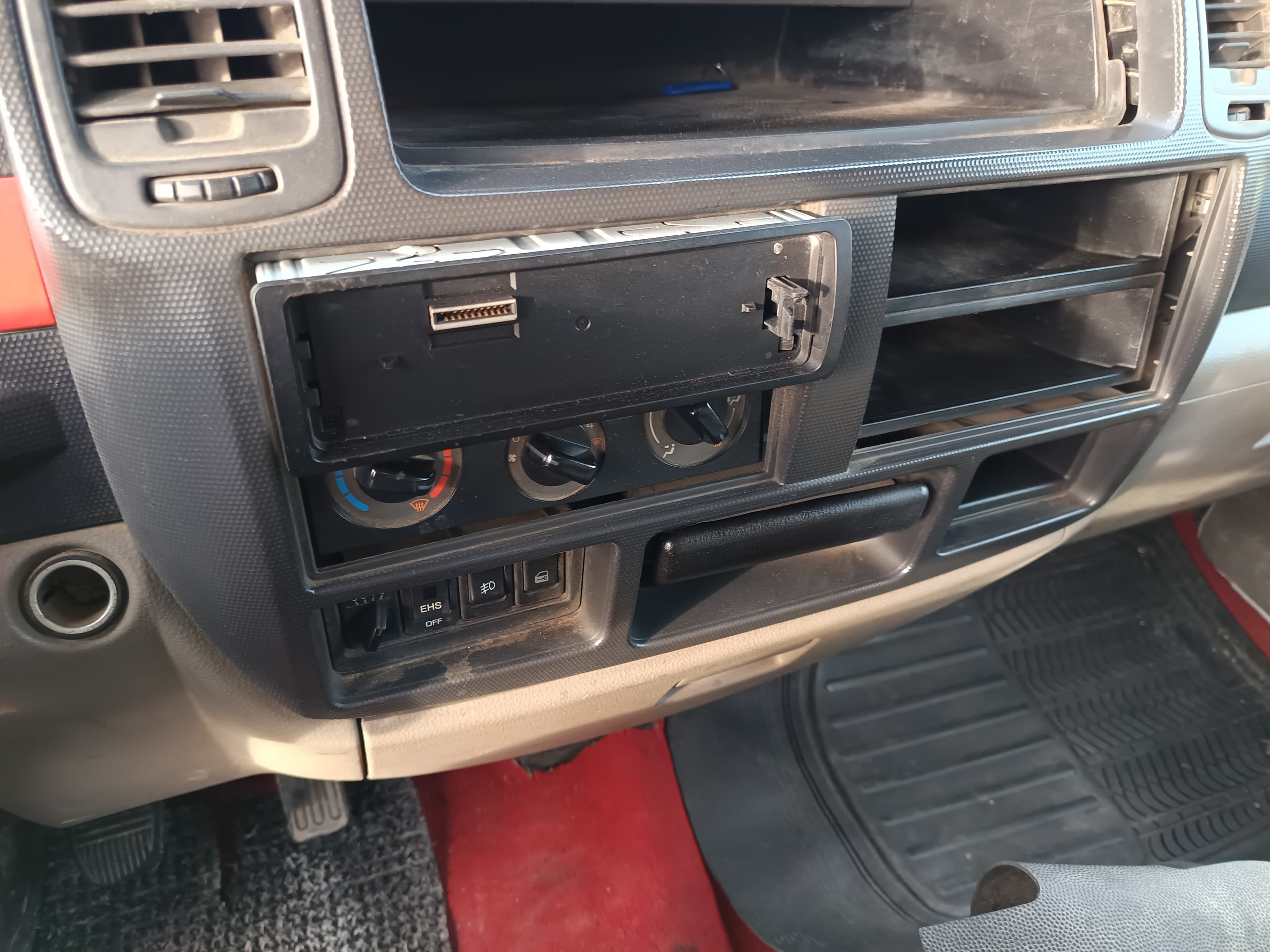 Nissan Cabstar · Ano 2010 · 6 Lugares — imagen 29