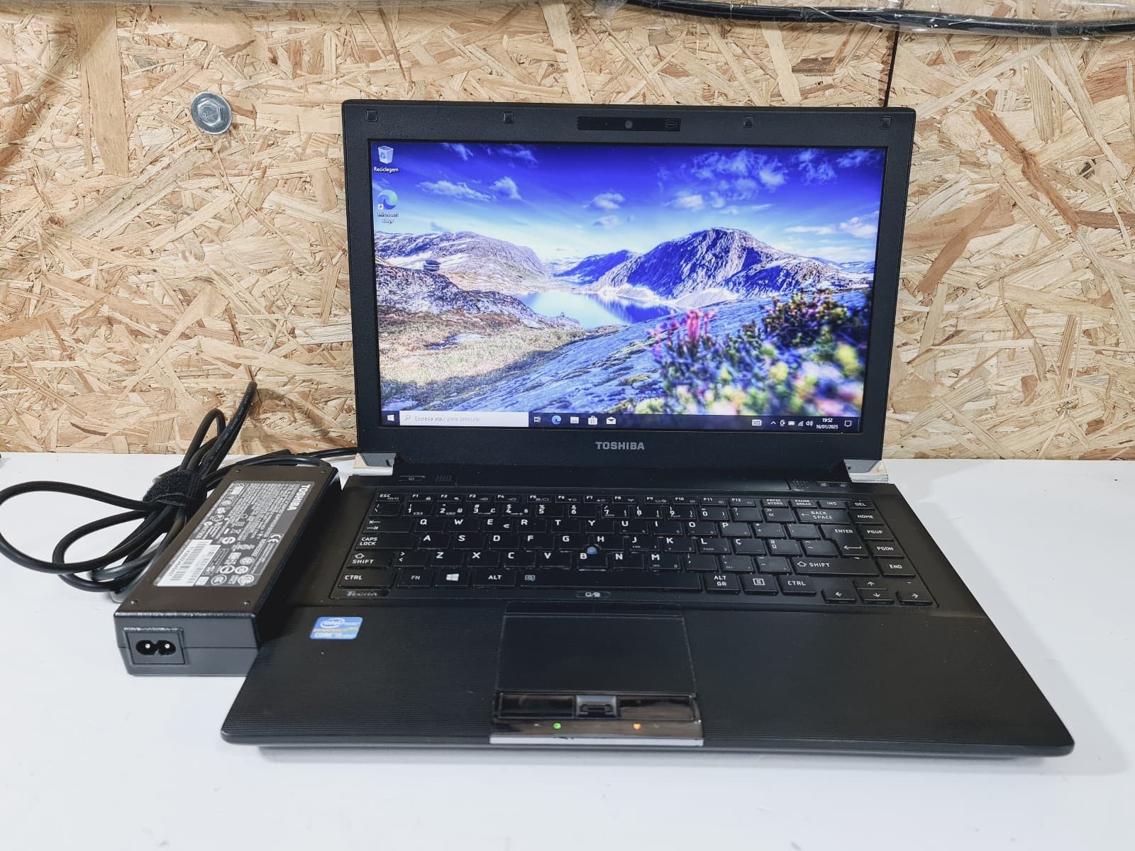 Toshiba Laptop — image 1