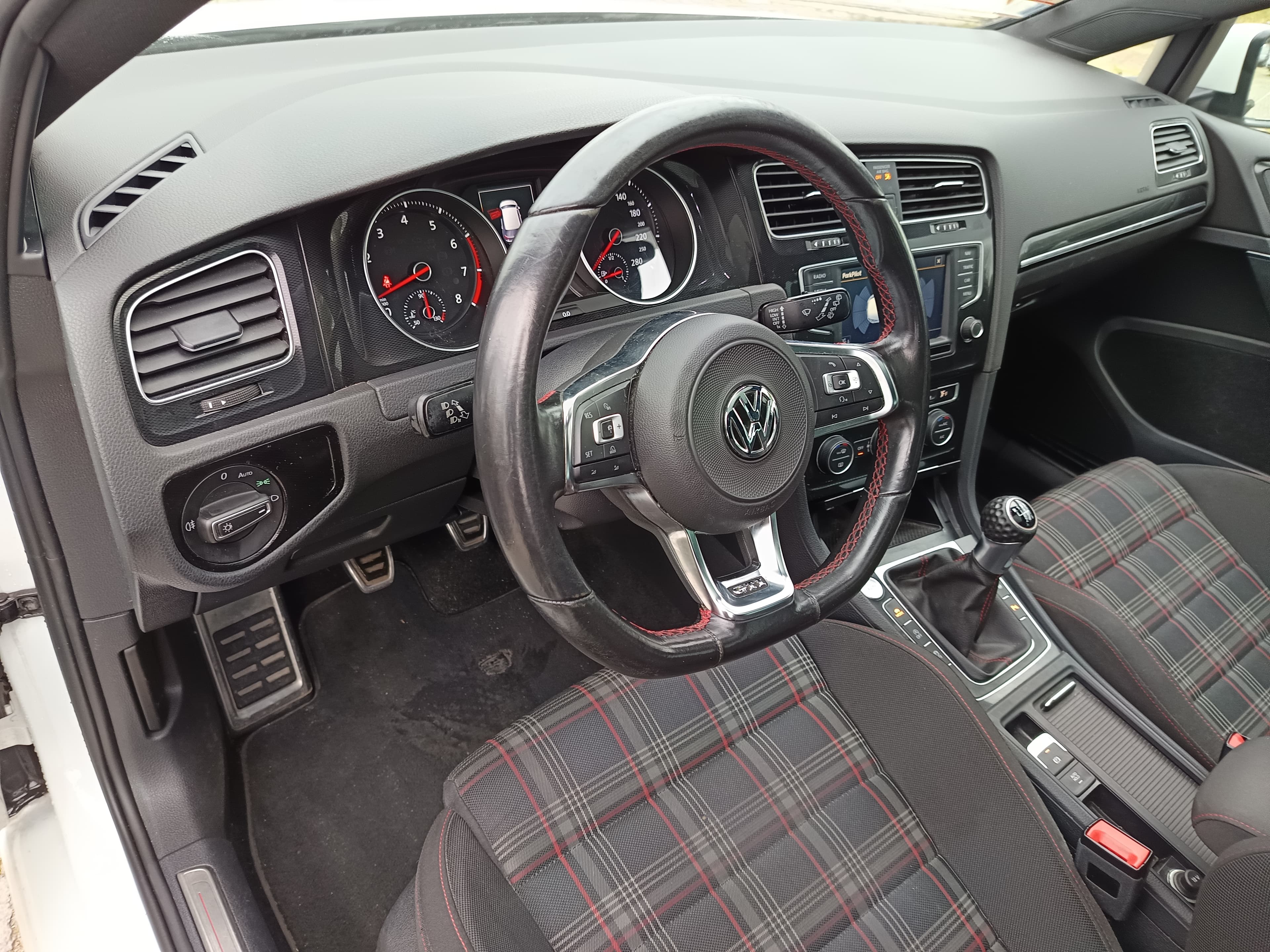 Volkswagen Golf GTI · Ano 2016 — imagen 36