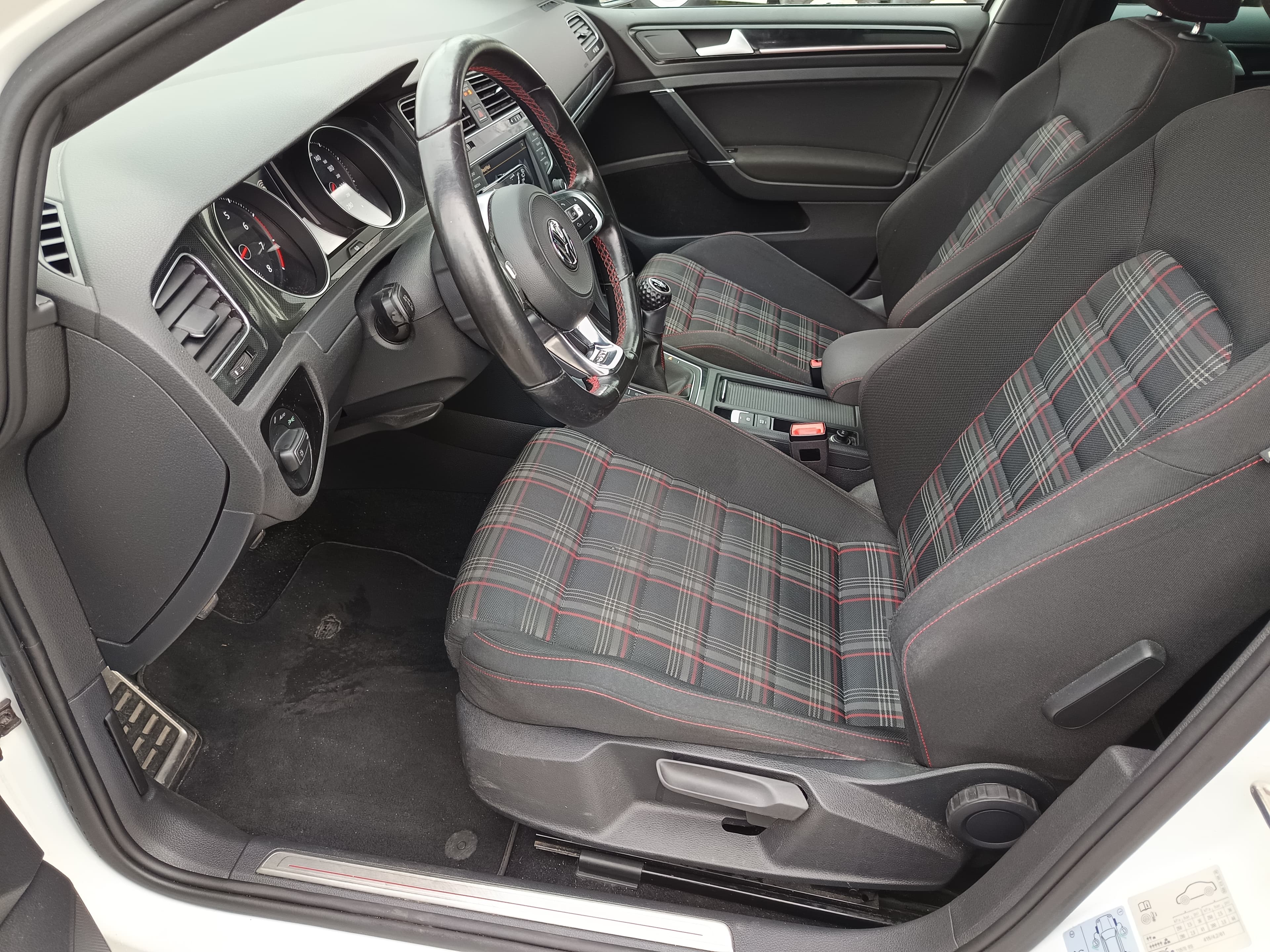 Volkswagen Golf GTI · Ano 2016 — imagen 33