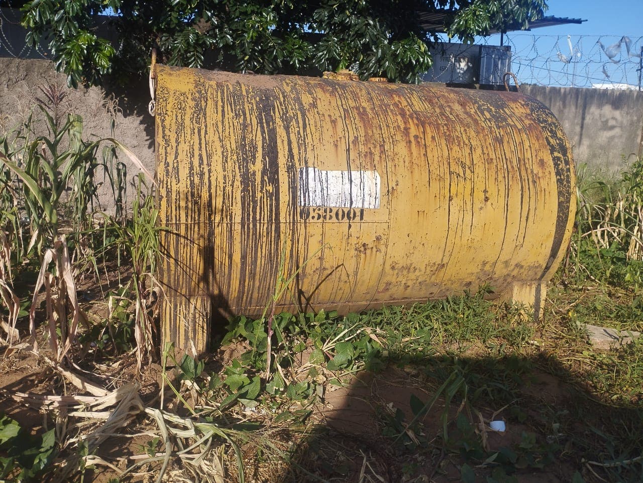 Um tanque metálico