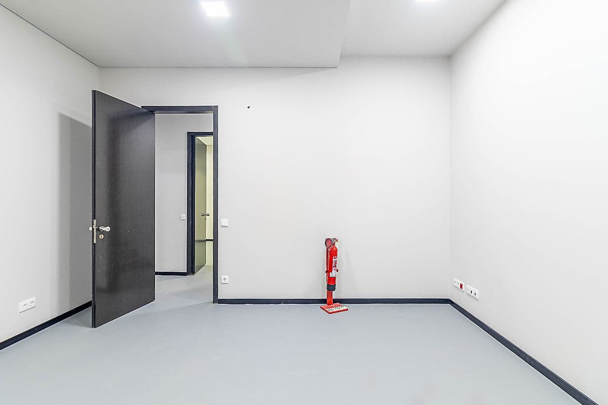 Armazém · Zona Industrial do Porto — image 15