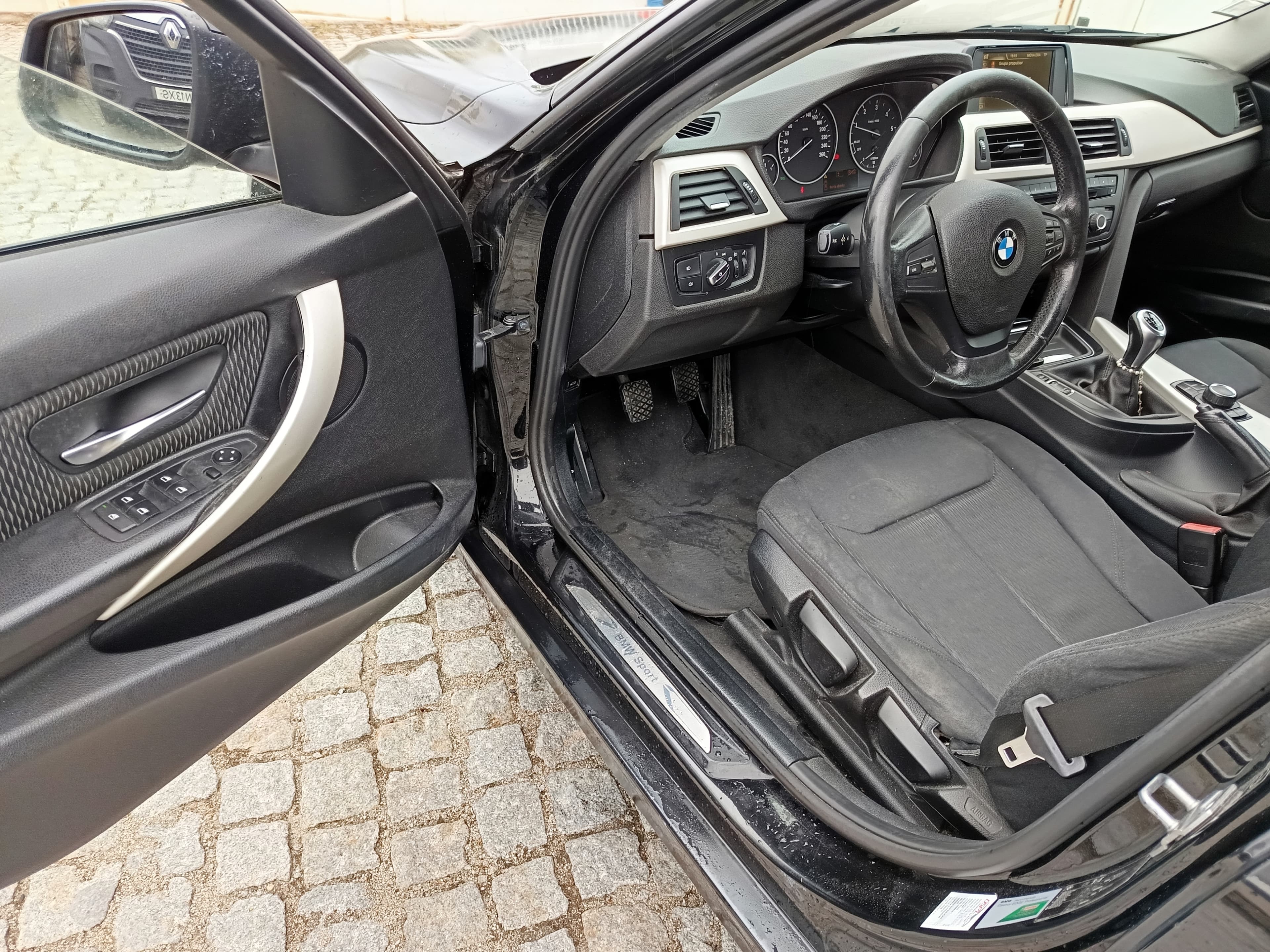 BMW 318d · Ano 2014 — image 35
