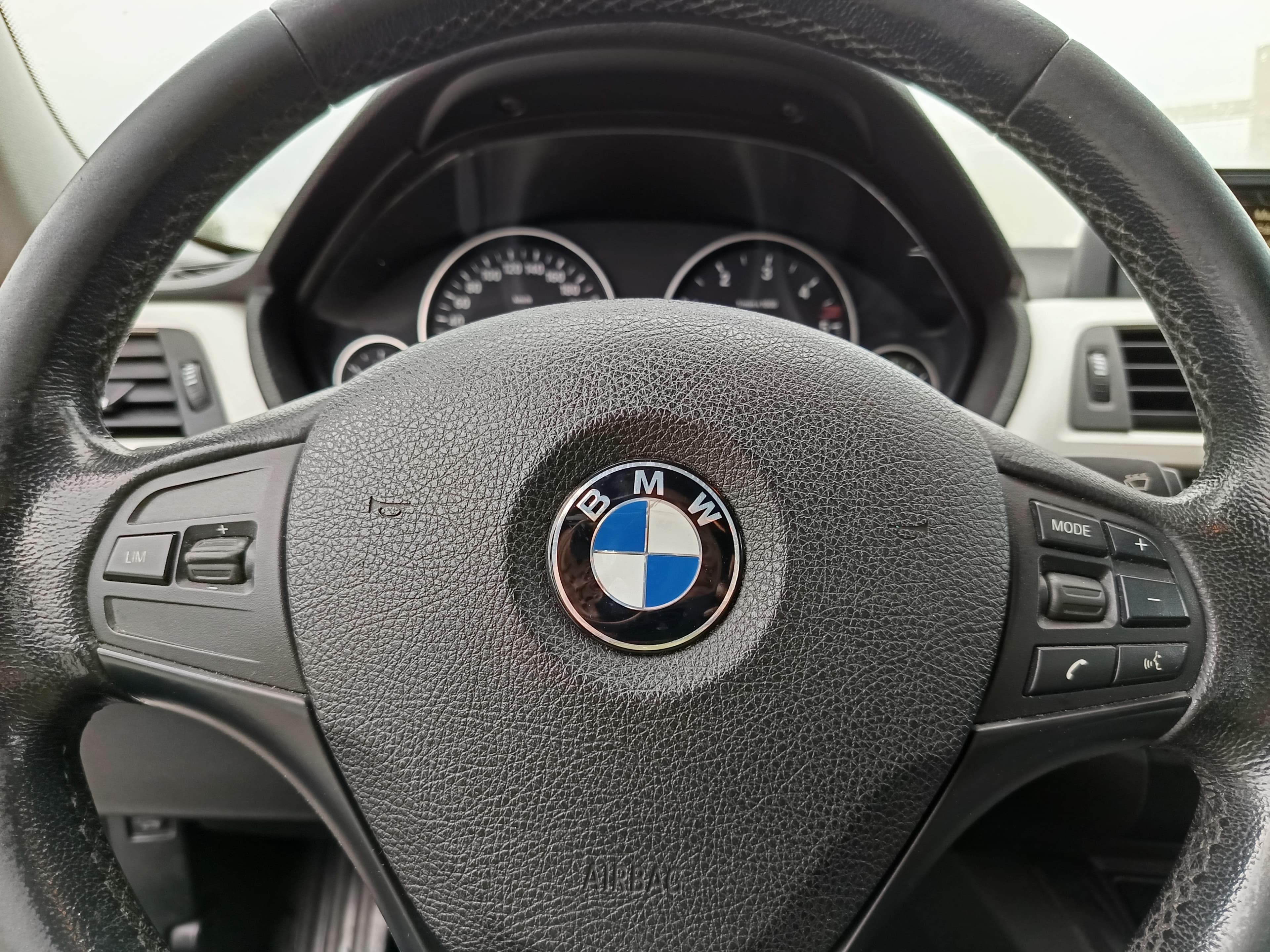 BMW 318d · Ano 2014 — image 41
