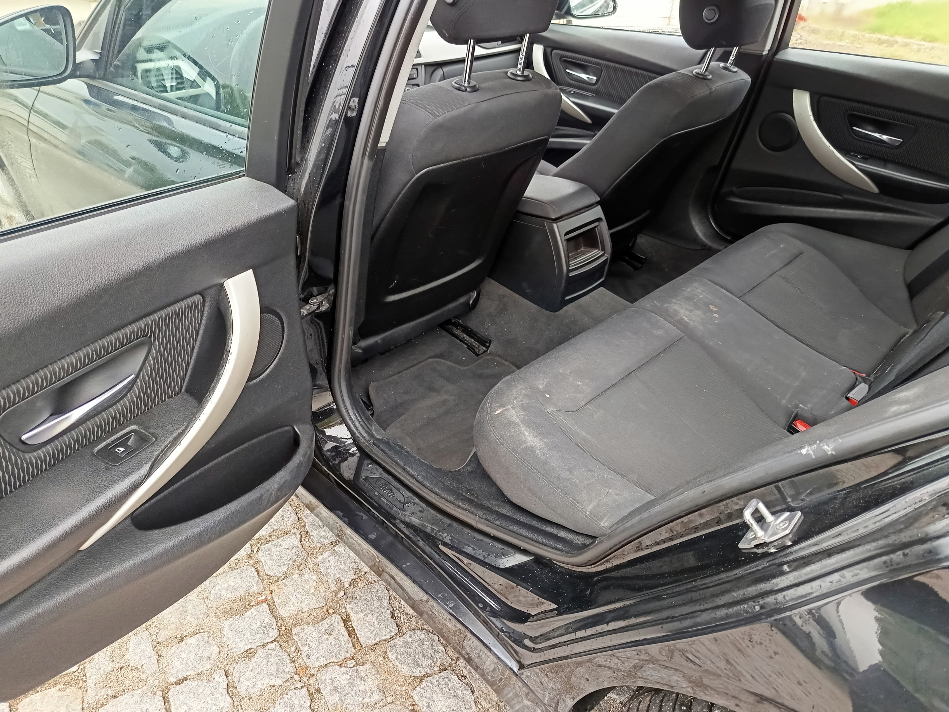 BMW 318d · Ano 2014 — image 32