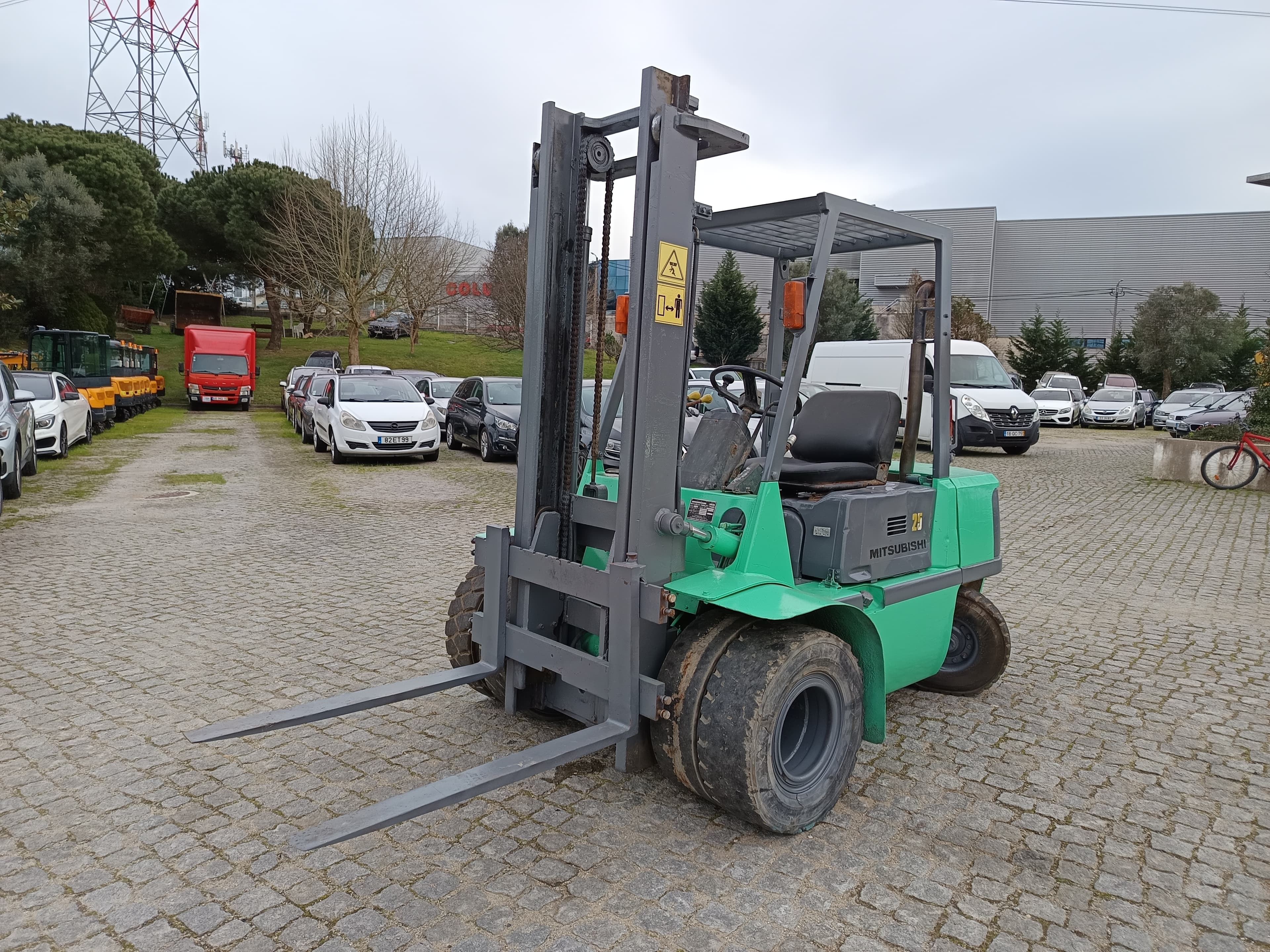 Empilhador Mitsubishi FD25T — imagen 2