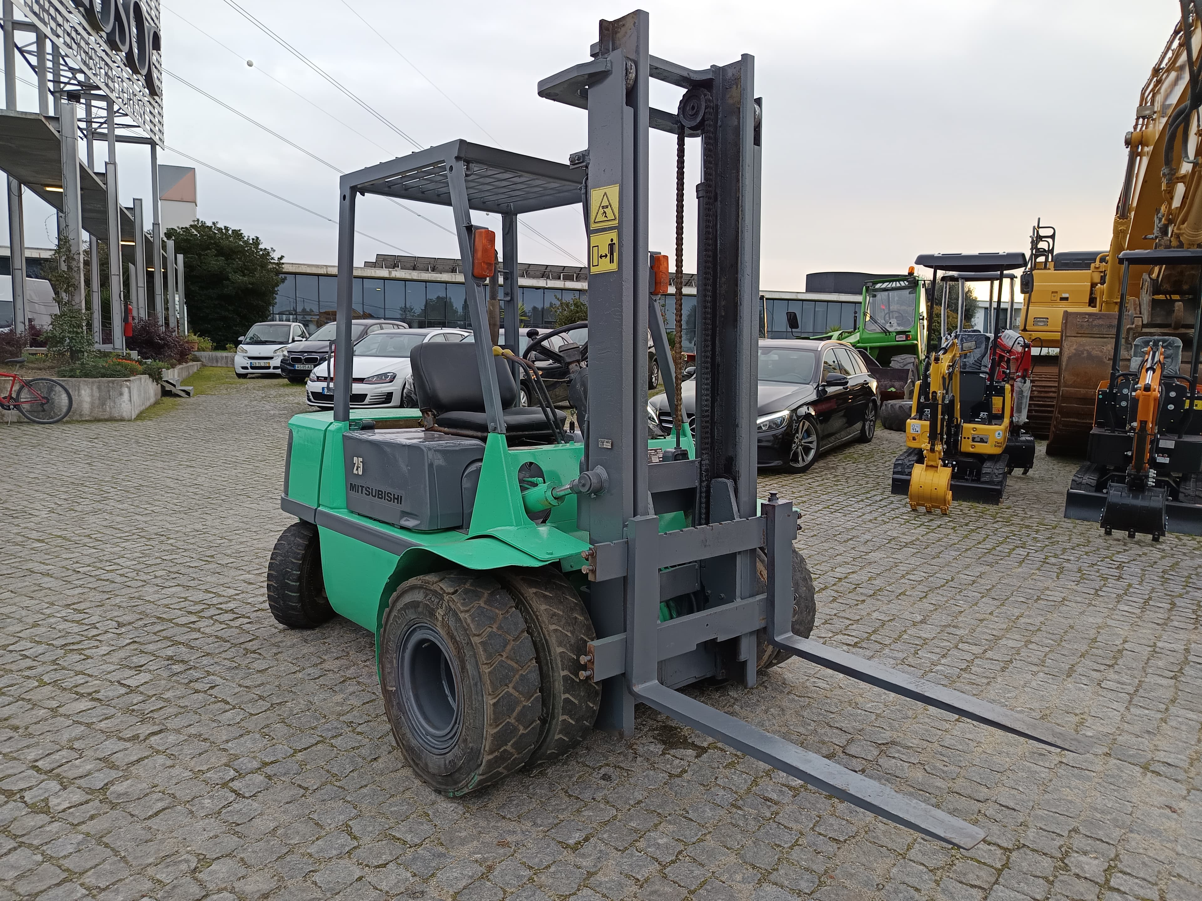 Empilhador Mitsubishi FD25T — imagen 1