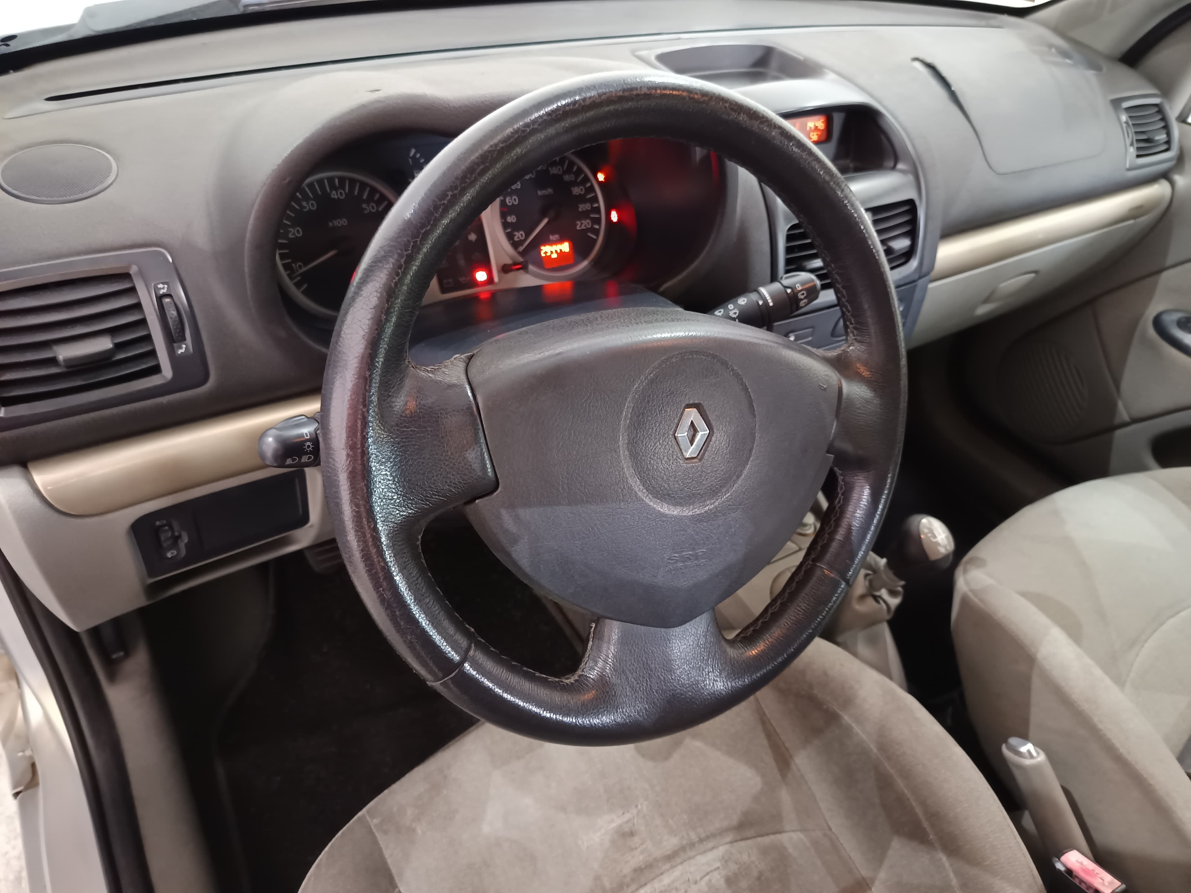 Renault Clio · Ano 2002 — imagen 35