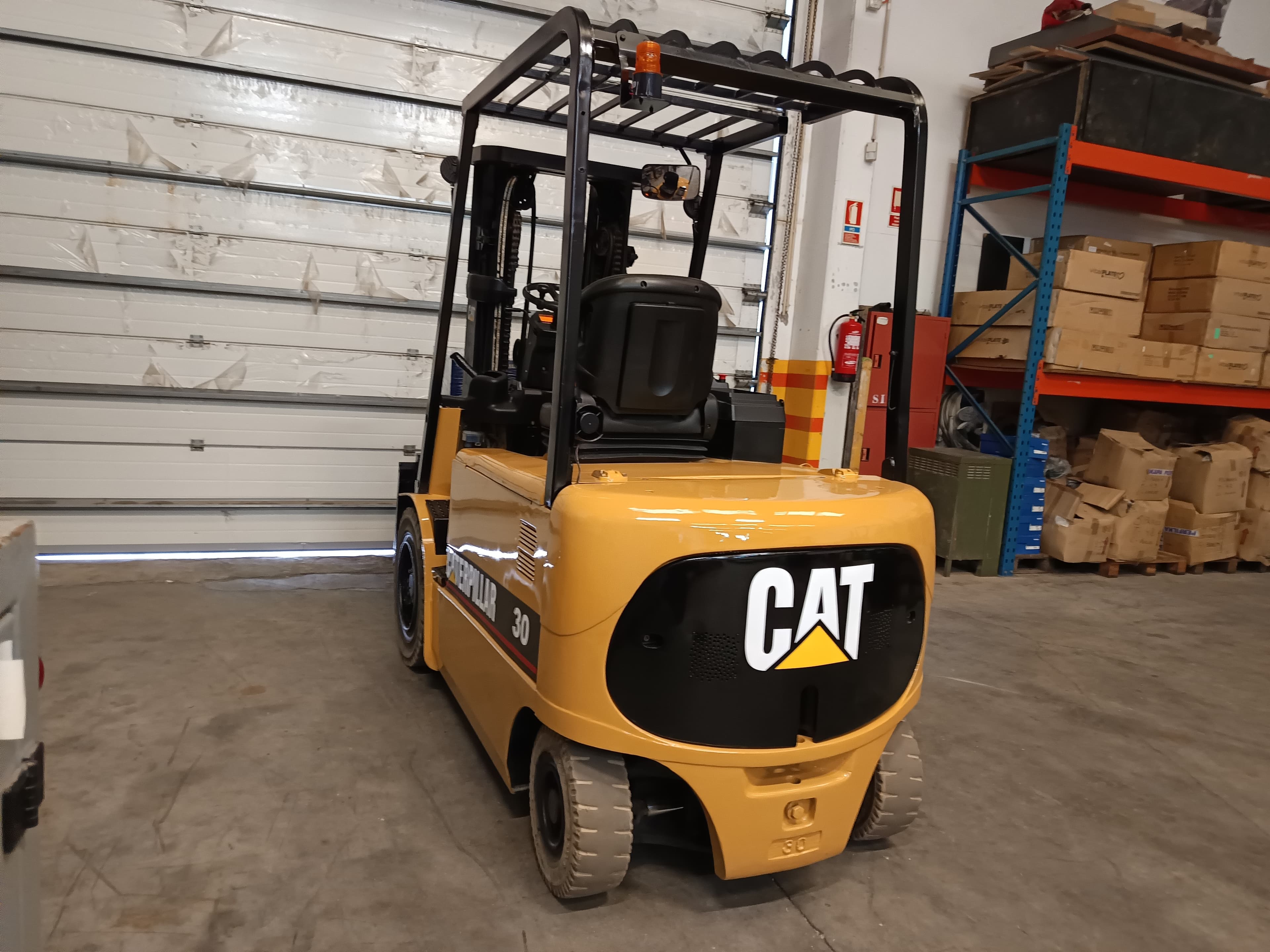 Empilhador Elétrico Caterpillar · Ano 2012 — imagen 3