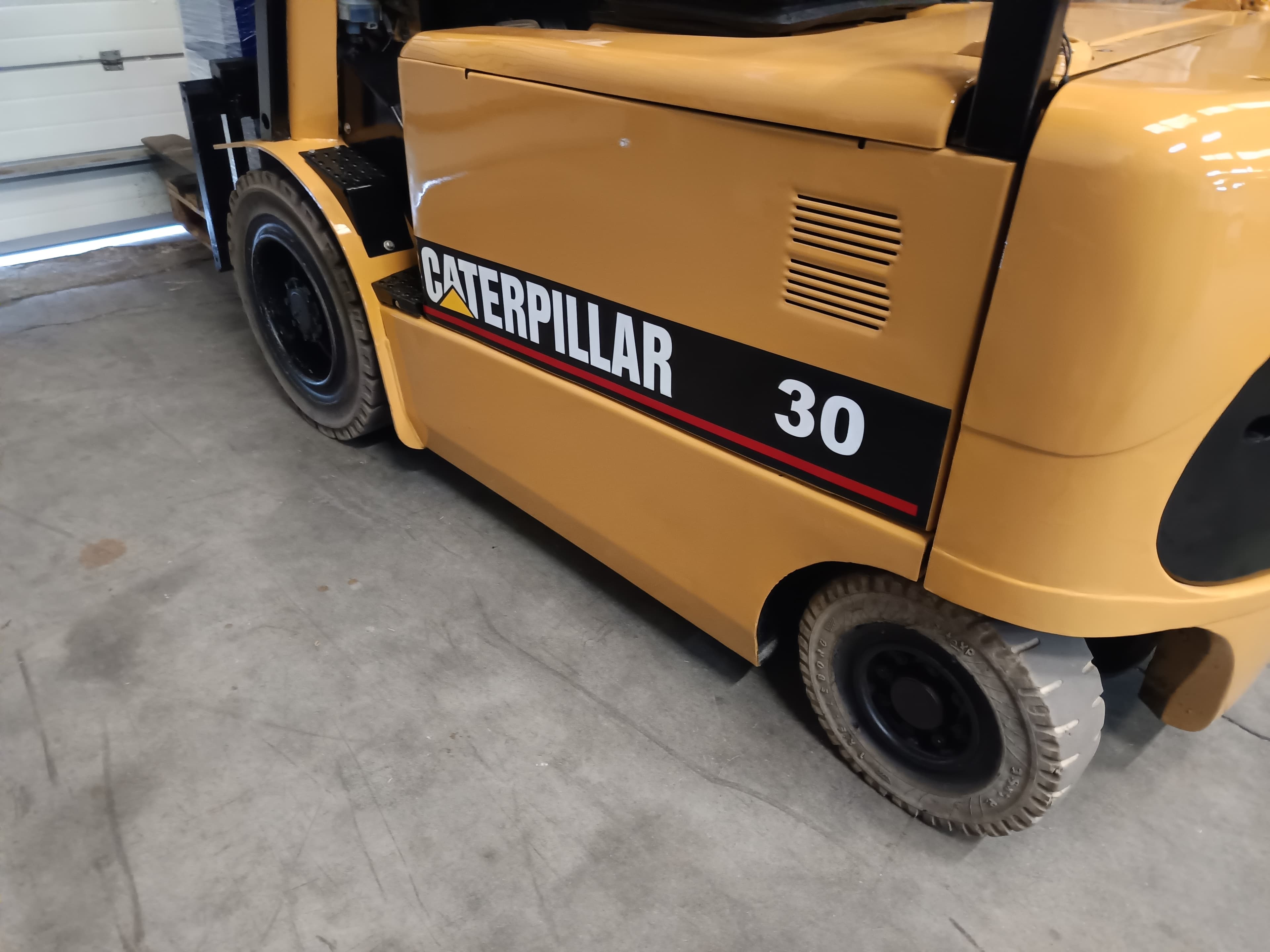 Empilhador Elétrico Caterpillar · Ano 2012 — imagen 6