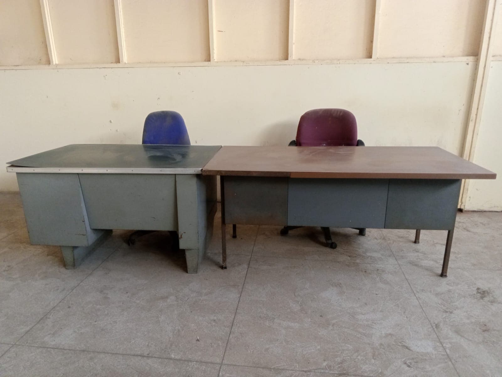 Office furniture — image 1