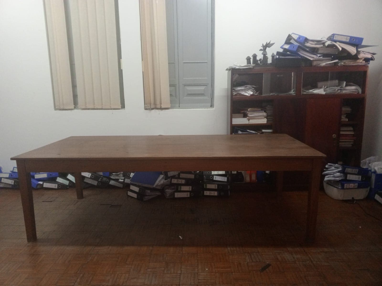 Office furniture — image 1