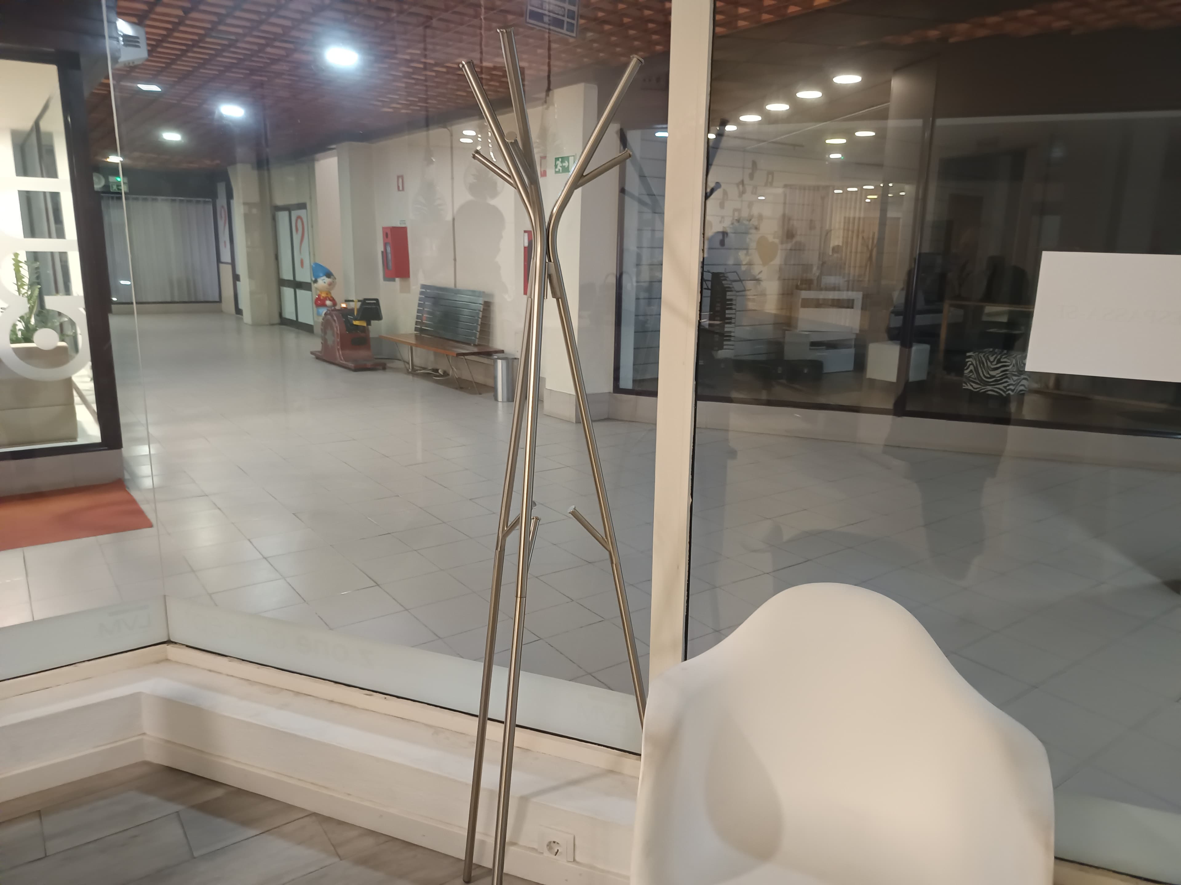 Cadeira · Bengaleiro · Cesto Guarda-chuvas — image 3