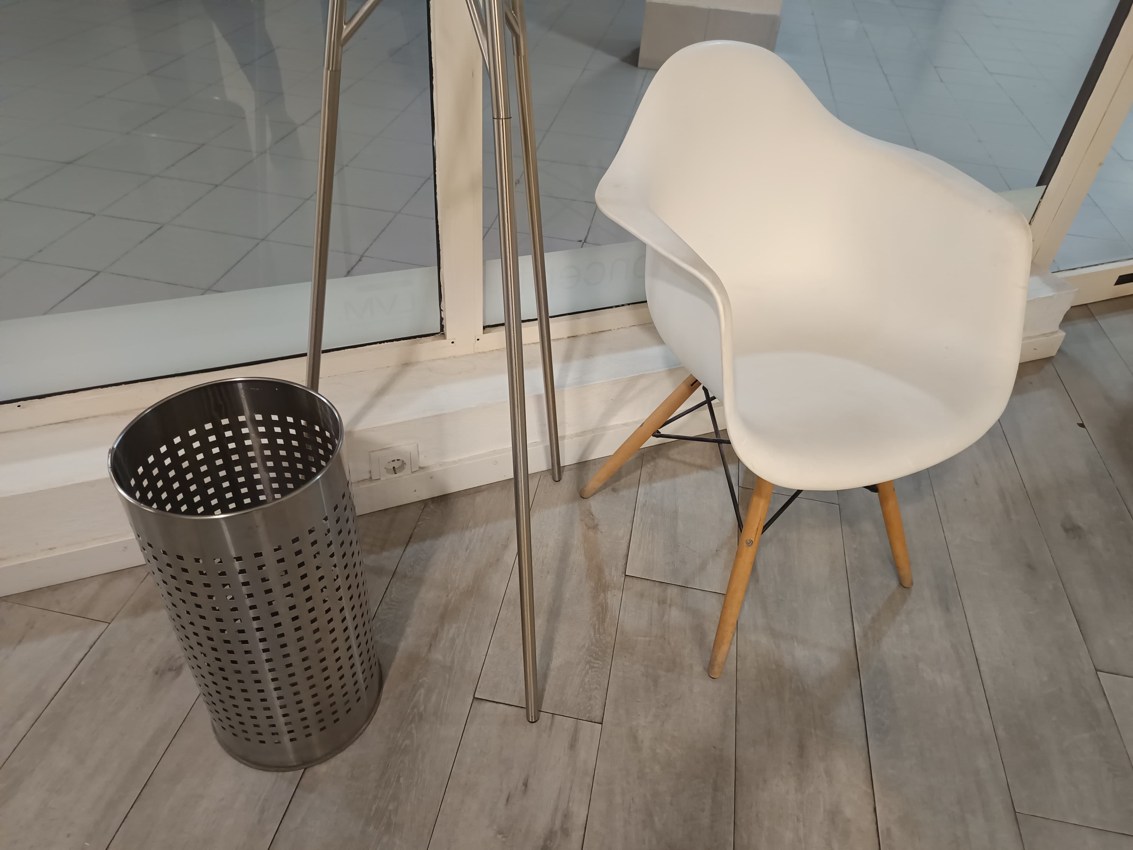 Cadeira · Bengaleiro · Cesto Guarda-chuvas — image 5